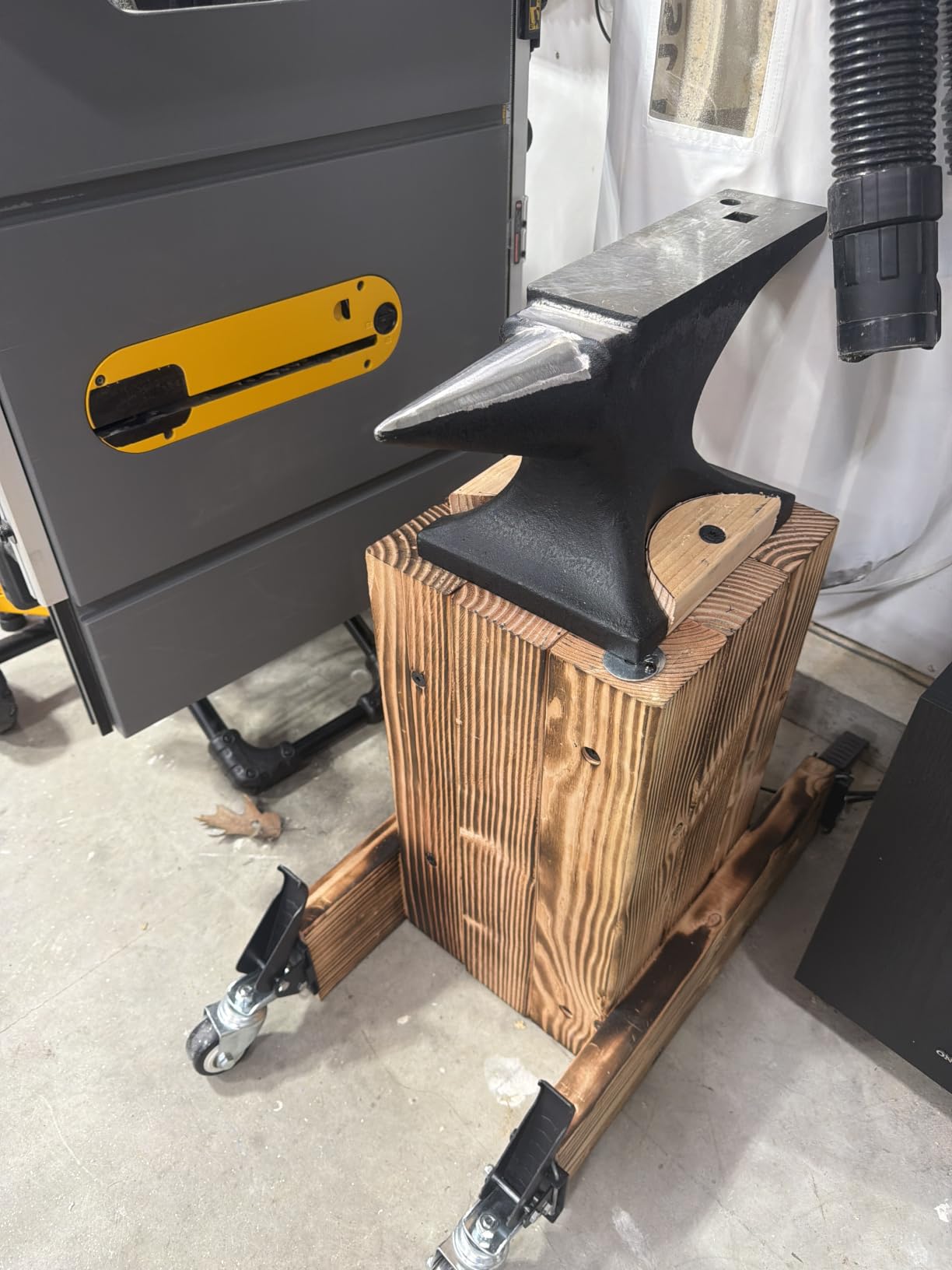 VEVOR Single Horn Anvil, 66 lbs, High Hardness Cast Steel, Rugged Round Horn Anvil Blacksmith, with Pritchel and Hardy Hole, Large Countertop Stable Base customer photo 2