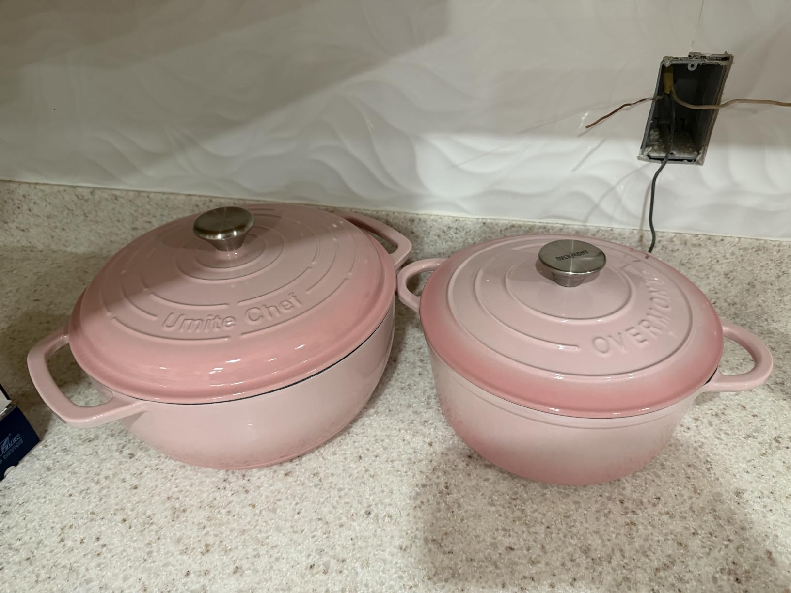 Umite Chef 6QT Enameled Cast Iron Dutch Oven with Lid, Versatile Heavy-Duty Cookware Pot for Baking Bread, Braising, Soups & Stews, Oven & Stovetop Safe with Heat Resistant Gloves (Red) customer photo 2