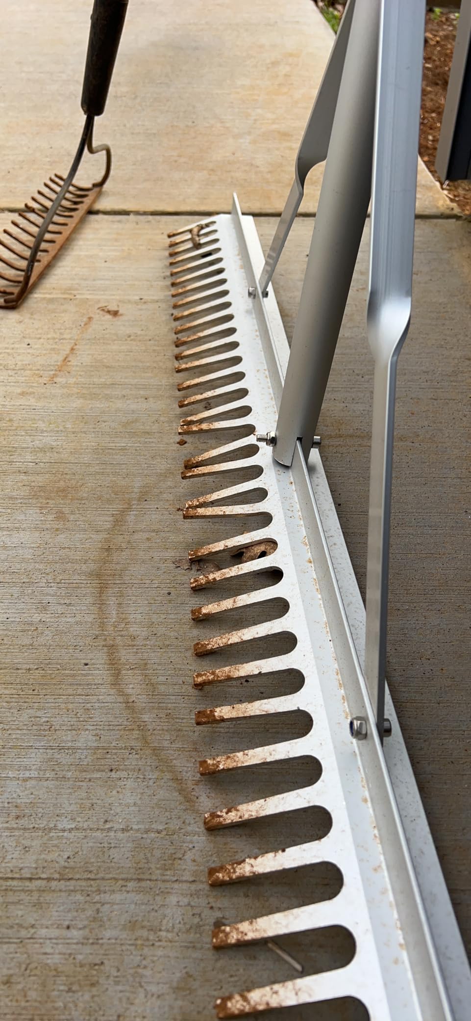 VEVOR Landscape Rake, 60 inch Handle 20 inch Wide Head, Large Heavy Duty Aluminum Landscaping Level, Asphalt Rake Tool for Asphalt & Land Leveling, Concrete Paving, Sand Flattening, No Teeth customer photo 1