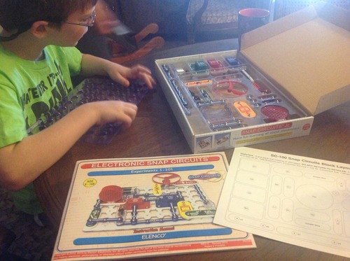 SNAP CIRCUITS Jr. SC-100 STEM Electronics Kit, 100+ Projects, Ages 8+ customer photo 1