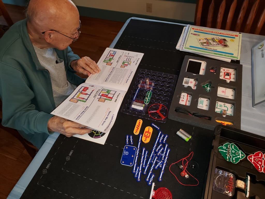 SNAP CIRCUITS Extreme SC-750R STEM Electronics Training Kit, Ages 8+ customer photo 1
