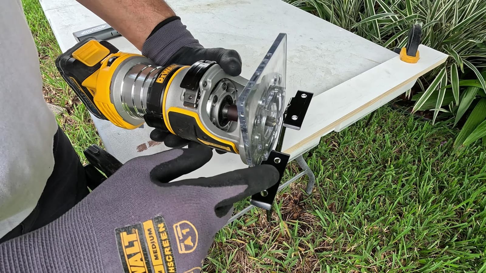 DEWALT Router Edge Guide for Fixed Base Compact Router (DNP618) Medium customer photo 1
