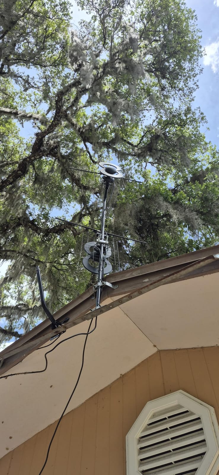 Antennas Direct ClearStream 2V Indoor Outdoor TV Antenna UHF VHF Multi-Directional, 60+ Mile Range, 4K 8K UHD, NEXTGEN TV – w/Reflector, 20-inch Mast customer photo 1