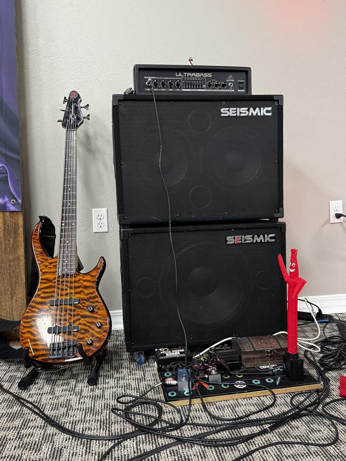 Behringer ULTRABASS BXD3000H Ultra-Lightweight 300 Watt 2 Channel Bass Amplifier Head with FBQ Spectrum Analyzer, Ultrabass Processor and Compressor customer photo 1