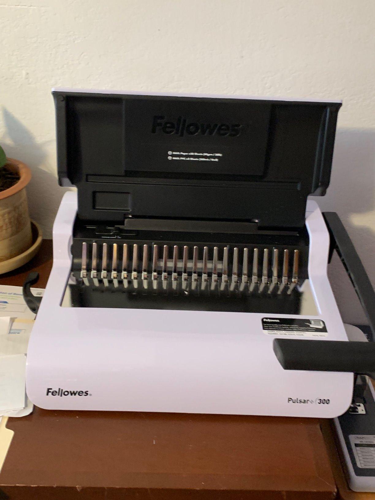 Fellowes Pulsar+ Comb Binding Machine, School Supplies & Classroom Organization Manual Binder, 20-Sheet Punch Capacity, Includes 10-Pack Starter Kit (5006801) customer photo 2