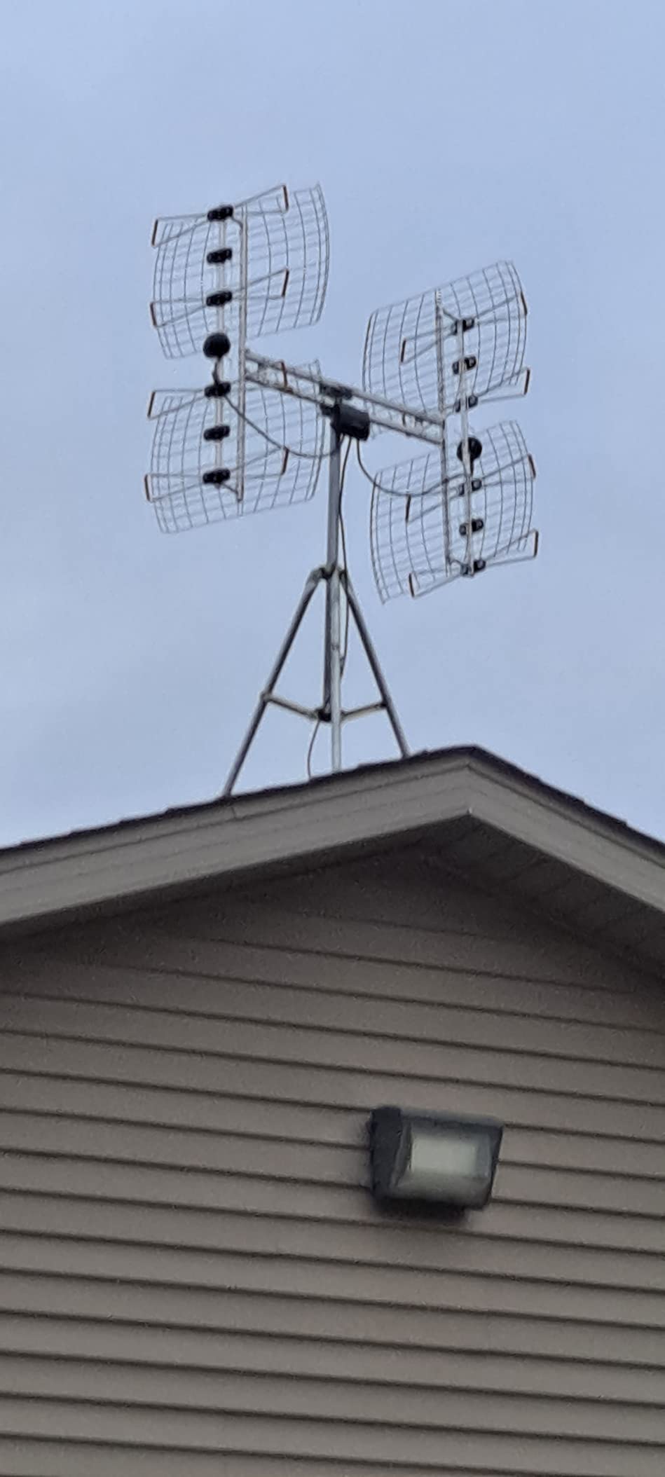 Antennas Direct 8-Element Bowtie UHF Outdoor HDTV Antenna, Multi-Directional, 70+ Mile Range, 4K 8K UHD NEXTGEN TV – w/All-Weather Mounting Hardware customer photo 1