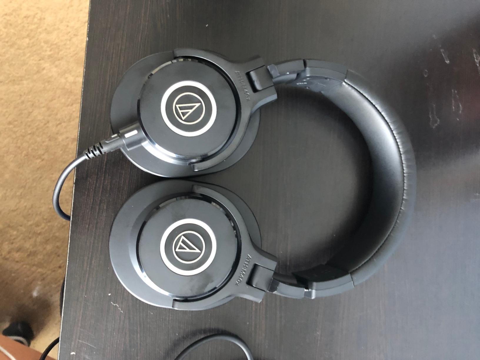 Audio-Technica ATH-M40x Professional Studio Monitor Headphone, Black, with Cutting Edge Engineering, 90 Degree Swiveling Earcups, Pro-Grade Earpads/Headband, Detachable Cables Included customer photo 2