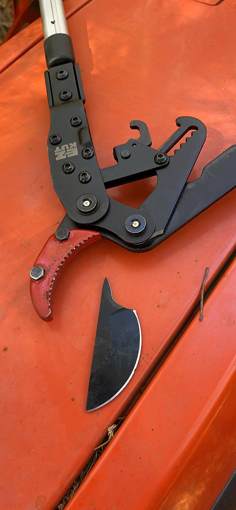 EZ Kut G2 Tree Trimmer Ratcheting Branch Cutter. Heavy Duty Branch Cutter. 42 inch Extendable Anvil Hand Loppers. Tree Pruner Trusted Since 1988. Chops Thick Branches with Ease. customer photo 1