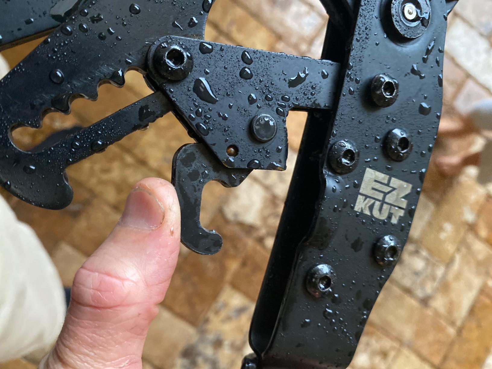EZ Kut G2 Tree Trimmer Ratcheting Branch Cutter. Heavy Duty Branch Cutter. 42 inch Extendable Anvil Hand Loppers. Tree Pruner Trusted Since 1988. Chops Thick Branches with Ease. customer photo 2