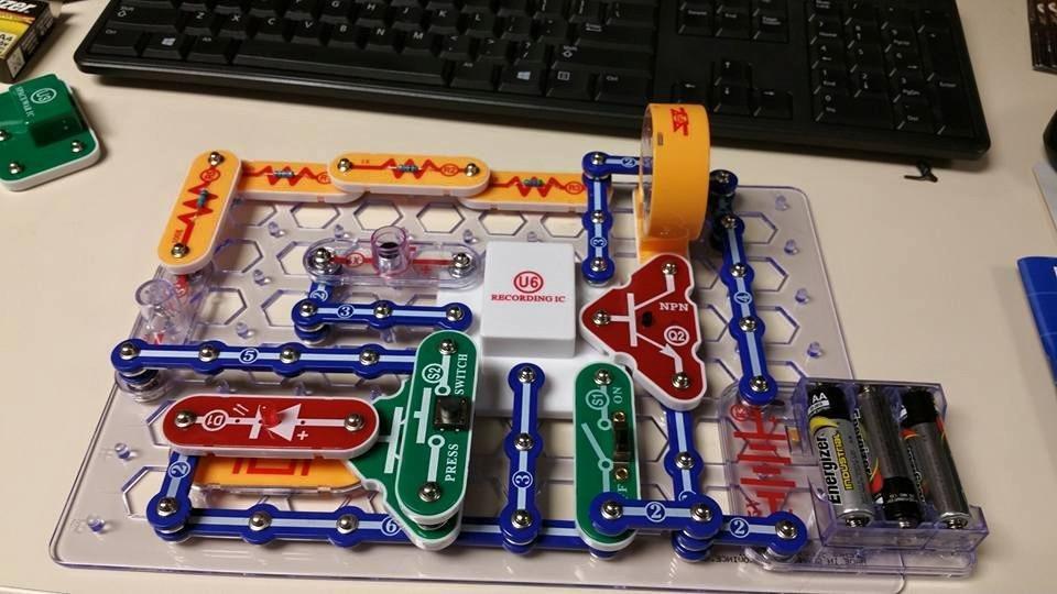 SNAP CIRCUITS 203 STEM Electronics Kit, 200+ Projects, Ages 8+ customer photo 2