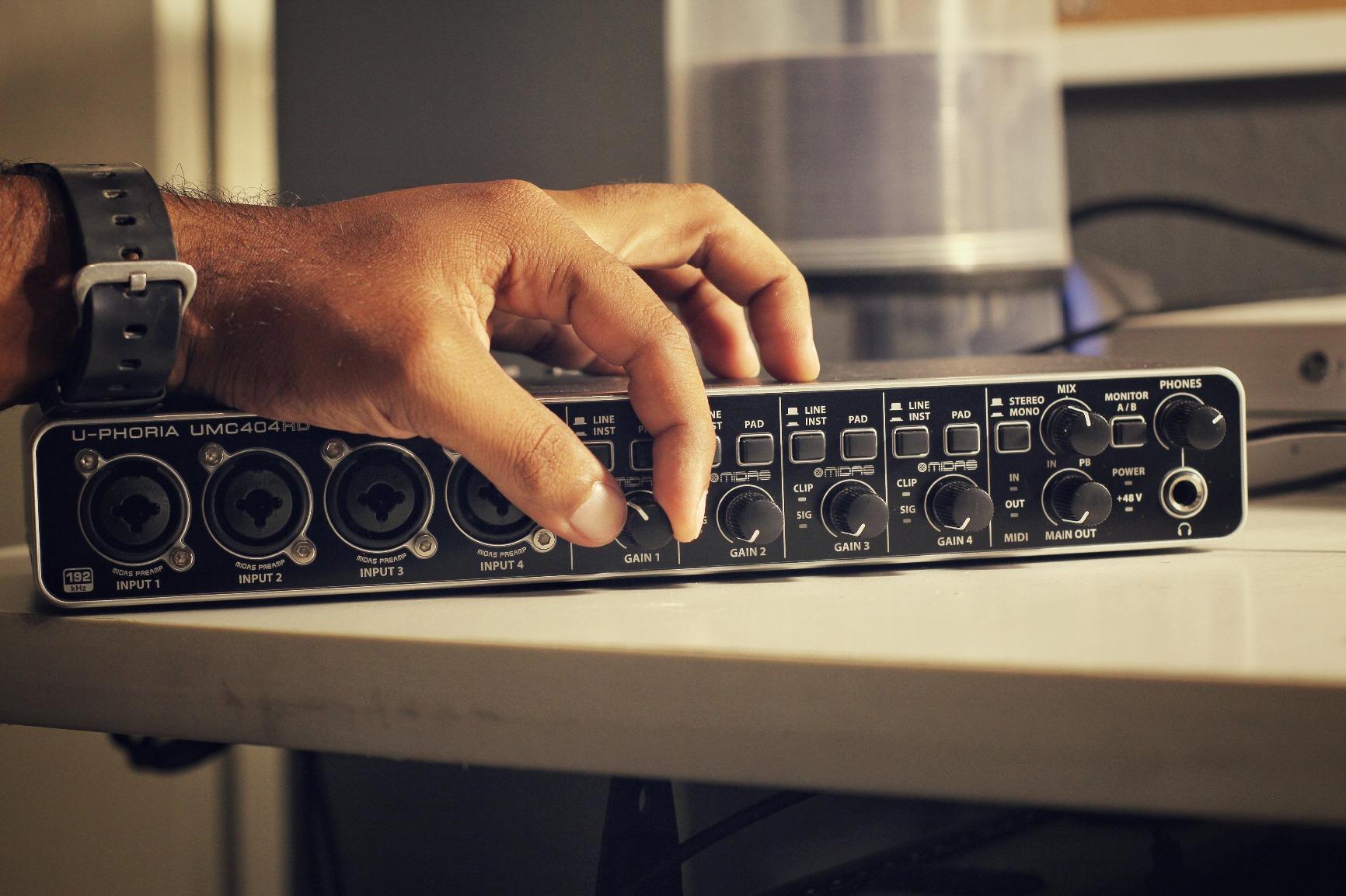 Behringer U-PHORIA UMC404HD Audiophile 4x4, 24-Bit/192 kHz USB Audio/MIDI Interface with Midas Mic Preamplifiers customer photo 1
