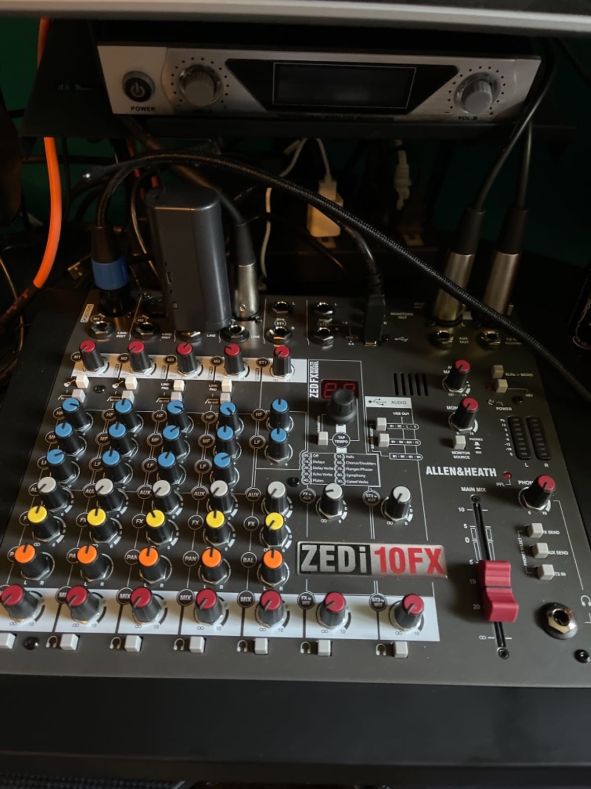 Allen & Heath ZEDi-10FX - Compact Hybrid Audio Mixer/4x4 USB Interface with 61 Studio Quality FX (AH-ZEDi-10FX),Black customer photo 2