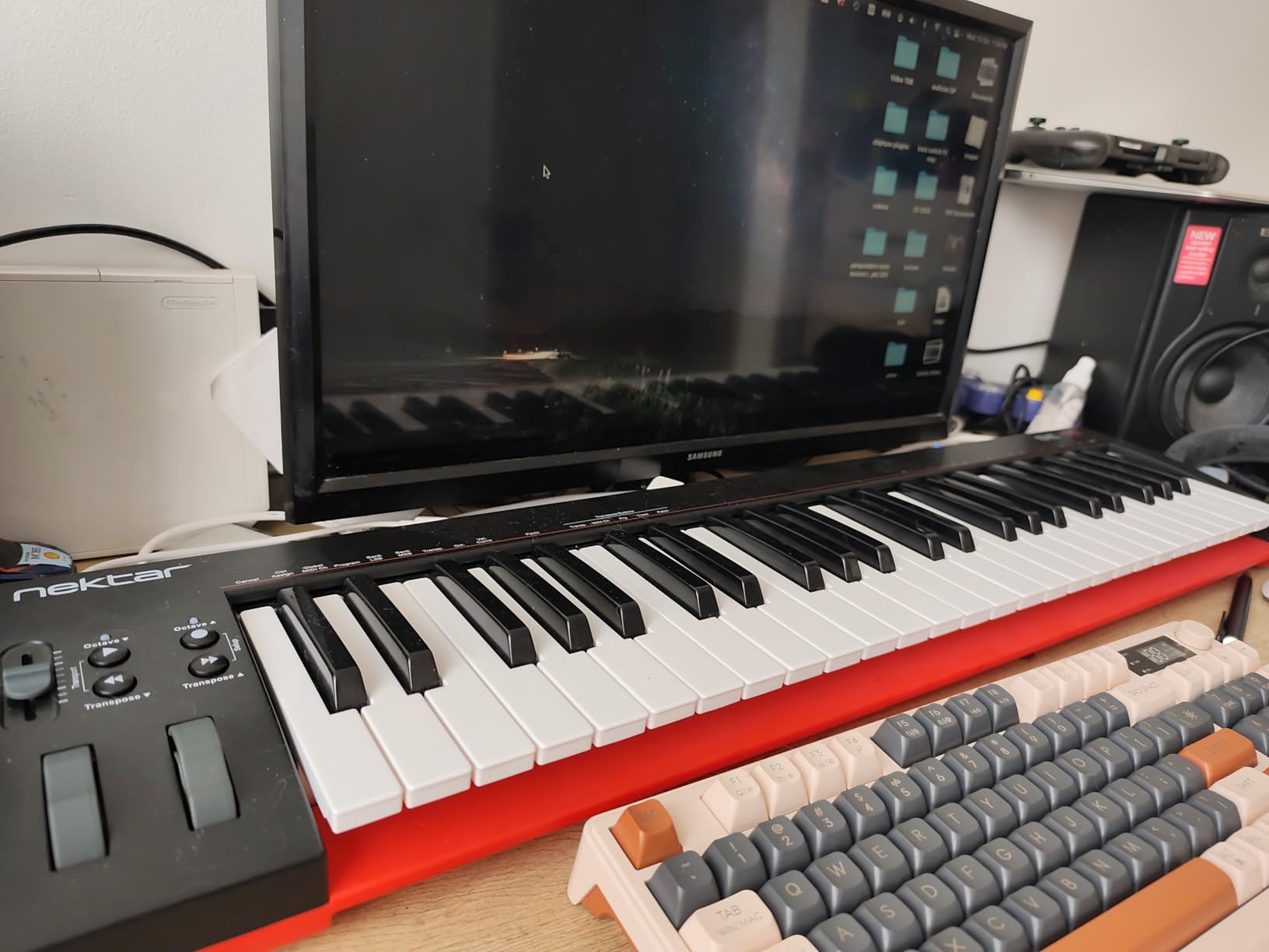 Nektar, 49-Key Midi Controller (SE49),Black white Grey customer photo 1