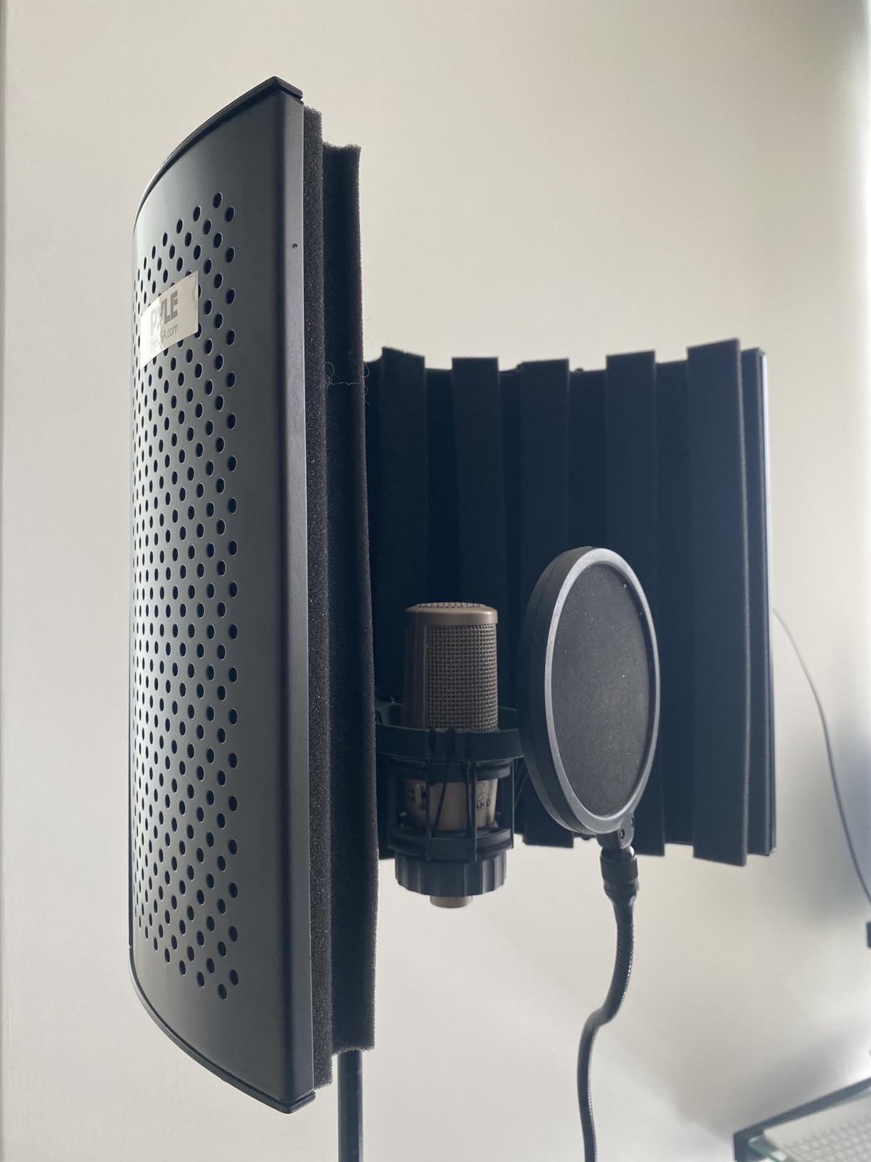 PyleUsa Mini Portable Vocal Recording Booth - Use with Standard Microphone,Isolation Noise Filter Reflection Shield for Studio Quality Audio - Dual Acoustic Foam Soundproof Panel PSMRS09 Black customer photo 1