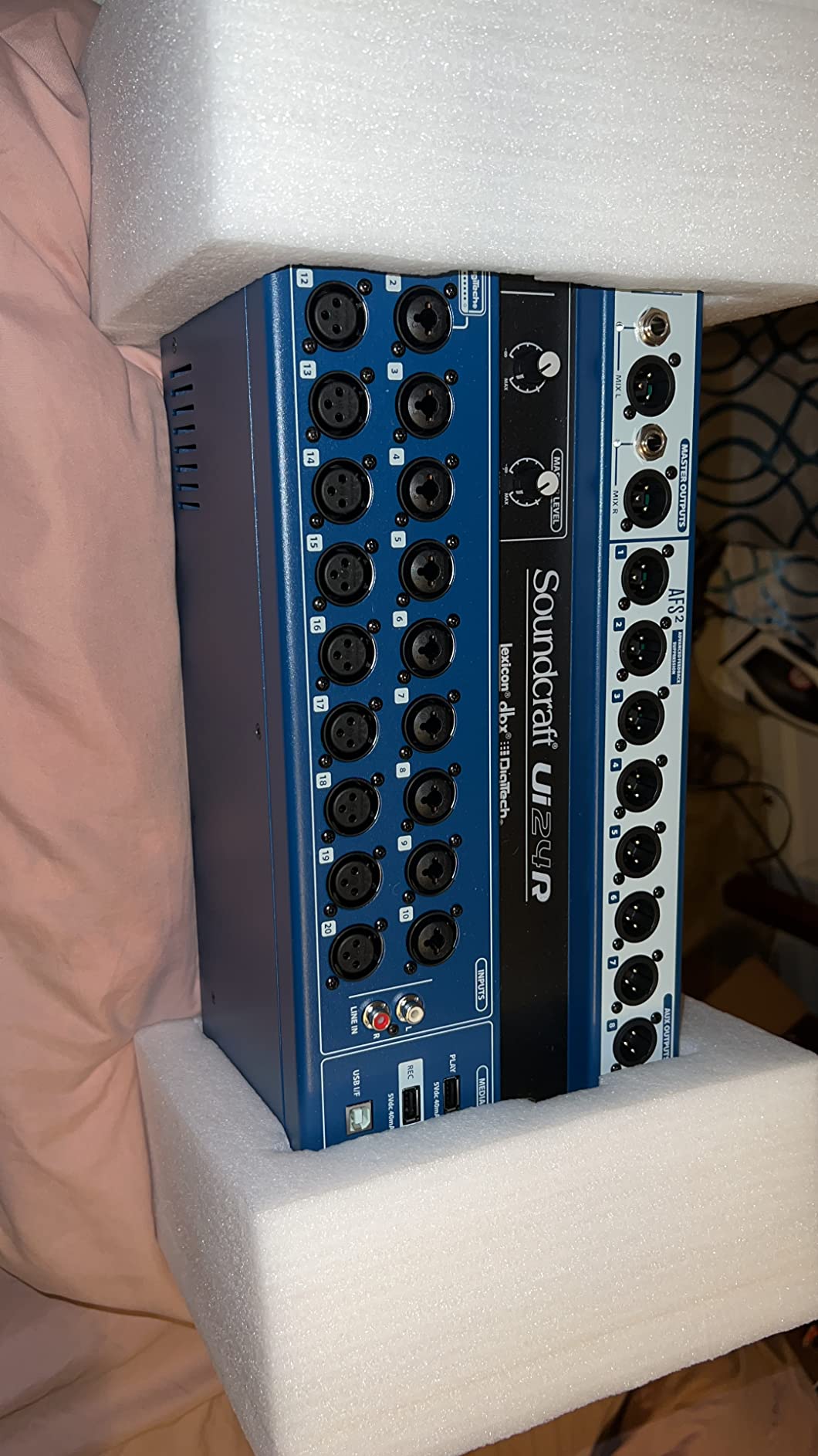 Soundcraft Ui24R Rack-Mountable Laptop or Tablet-Controlled 24 Input Digital Audio Mixer with Onboard Signal Processing, Blue and Gray customer photo 1