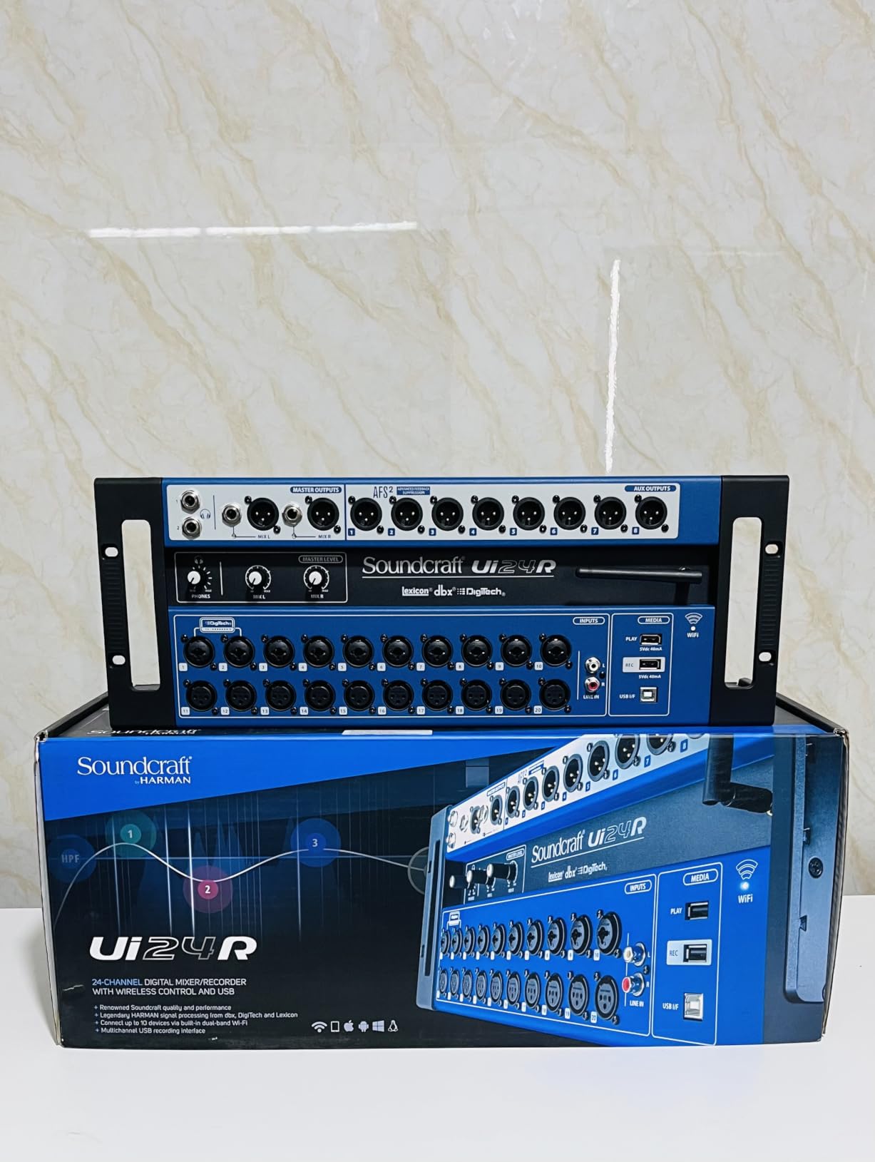 Soundcraft Ui24R Rack-Mountable Laptop or Tablet-Controlled 24 Input Digital Audio Mixer with Onboard Signal Processing, Blue and Gray customer photo 2