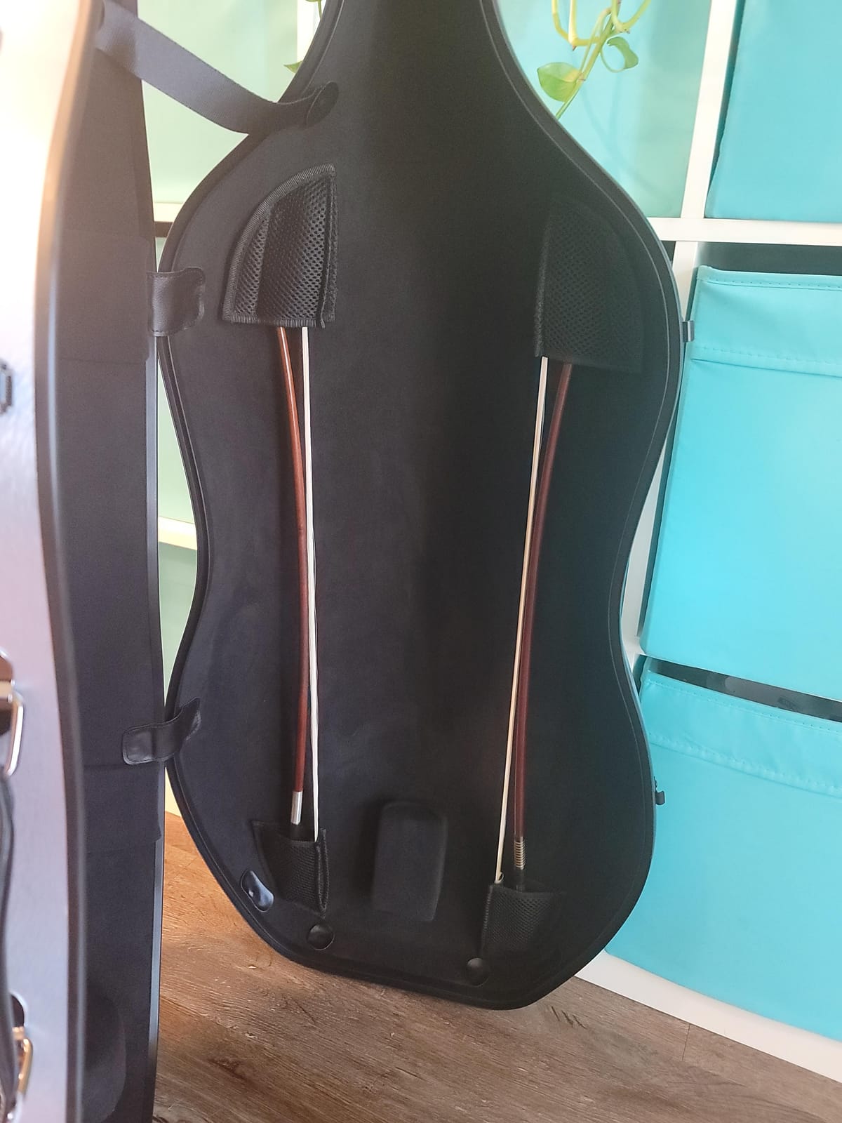 Crossrock Poly Carbon 4/4 Cello Case | Matte Silver with Wheels & Music Pouch – Lightweight Hard Shell for Daily Commute & Student Orchestra customer photo 2