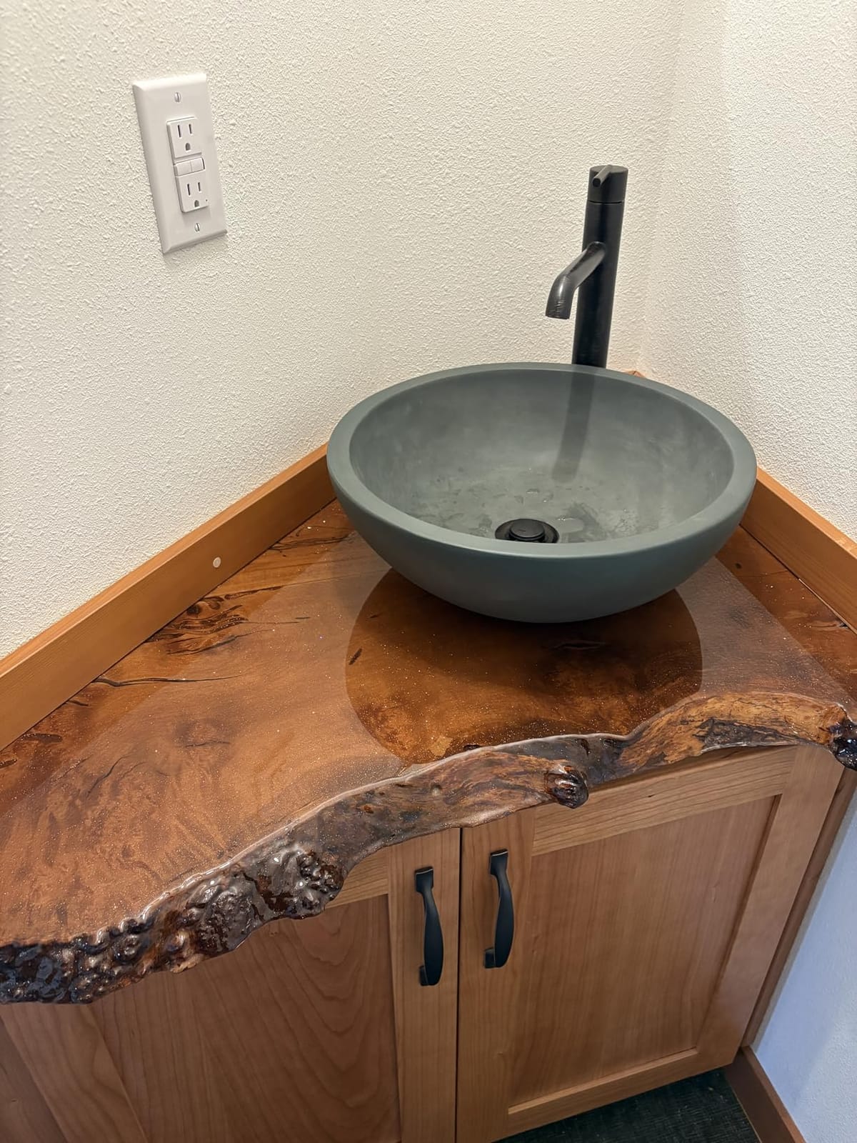 Superclear Table Top Epoxy Resin 1 Gallon Kit, Crystal Clear 1:1 Coating customer photo 1