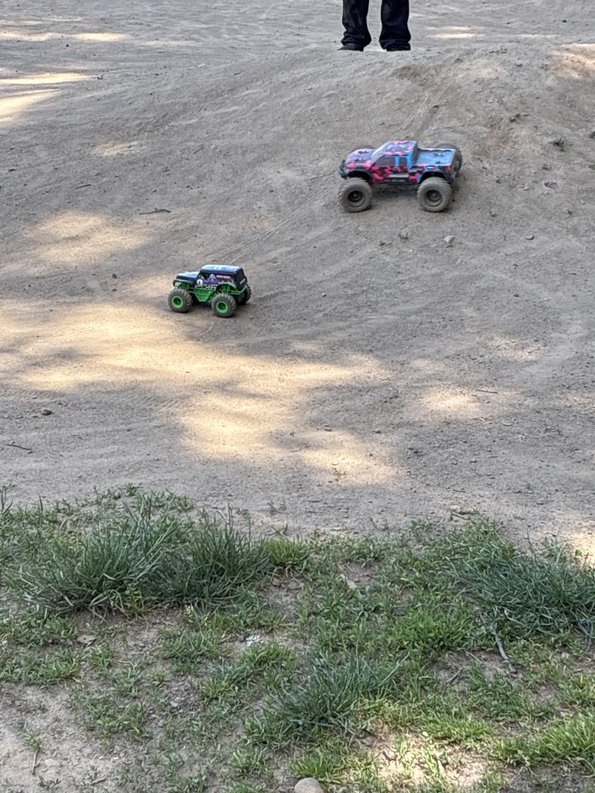 Monster Jam Official Grave Digger Remote Control Monster Truck, 1:24 Scale, 2.4 GHz, for Ages 4 and Up customer photo 1