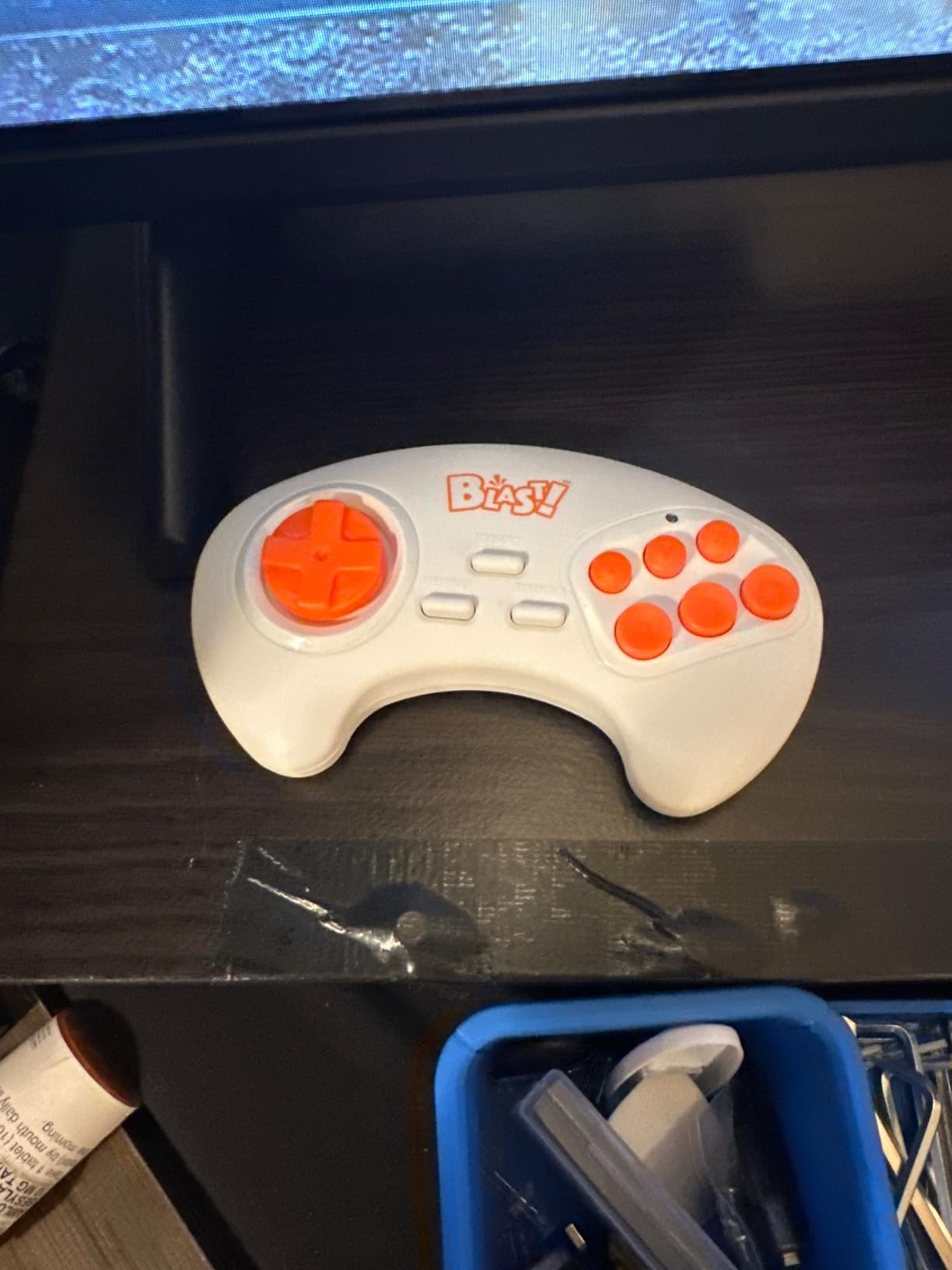 Bandai Namco Flashback Blast! comes with an HDMI dongle, 8 greatest Bandai Namco games built in and a 2.4G wireless game controller. Video output is at 720P high resolution. customer photo 2