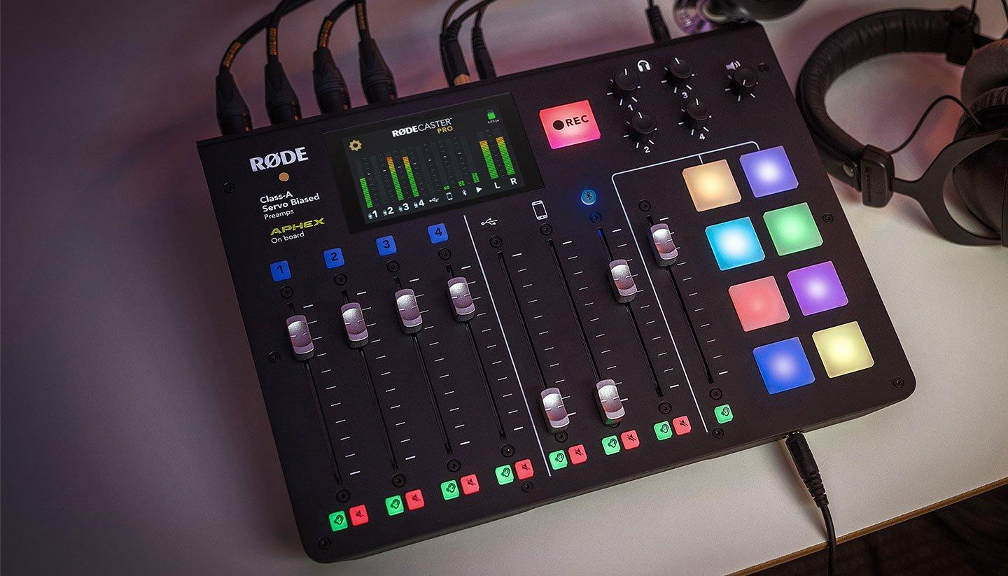 Zoom LiveTrak L-8 Battery Powered Mixer/Recorder for Musicians & Podcasters customer photo 1