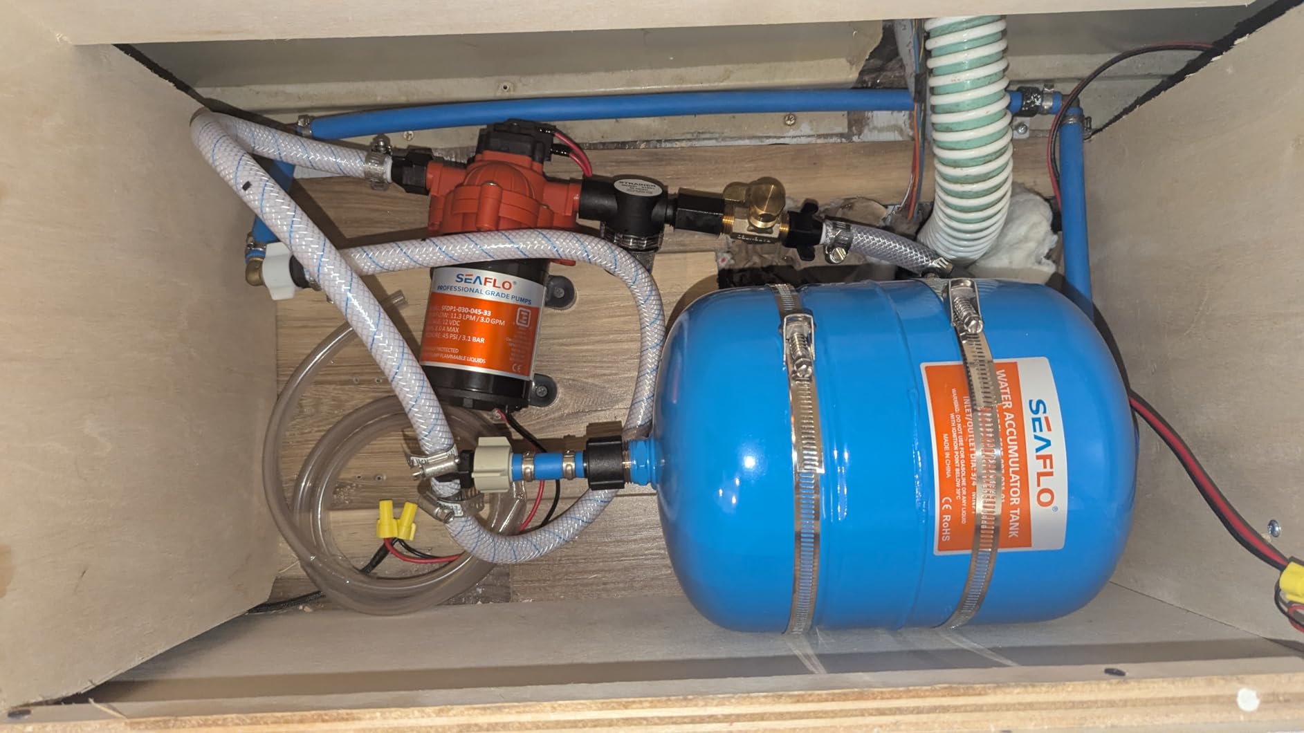SEAFLO 2 Gallon Pre-Pressurized Accumulator Expansion Tank – Reduces Pump Cycling, Smooth Water Flow, 87 PSI, 3/4