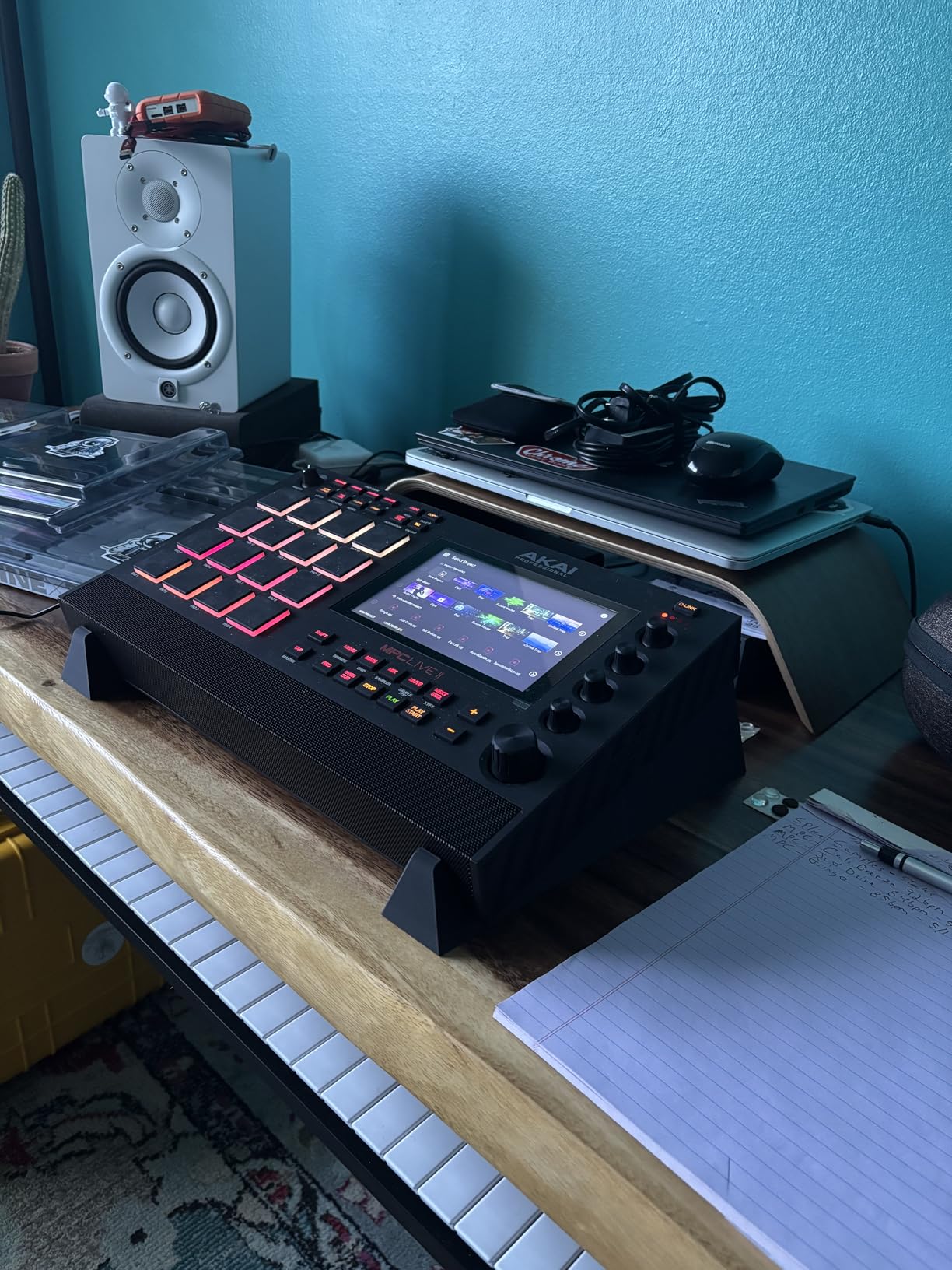Akai Professional MPC Live II - Battery Powered Drum Machine, Sampler and Beat Maker With Speakers, Drum Pads, Synth Engines, Touch Display, and Native Instruments Integration customer photo 2