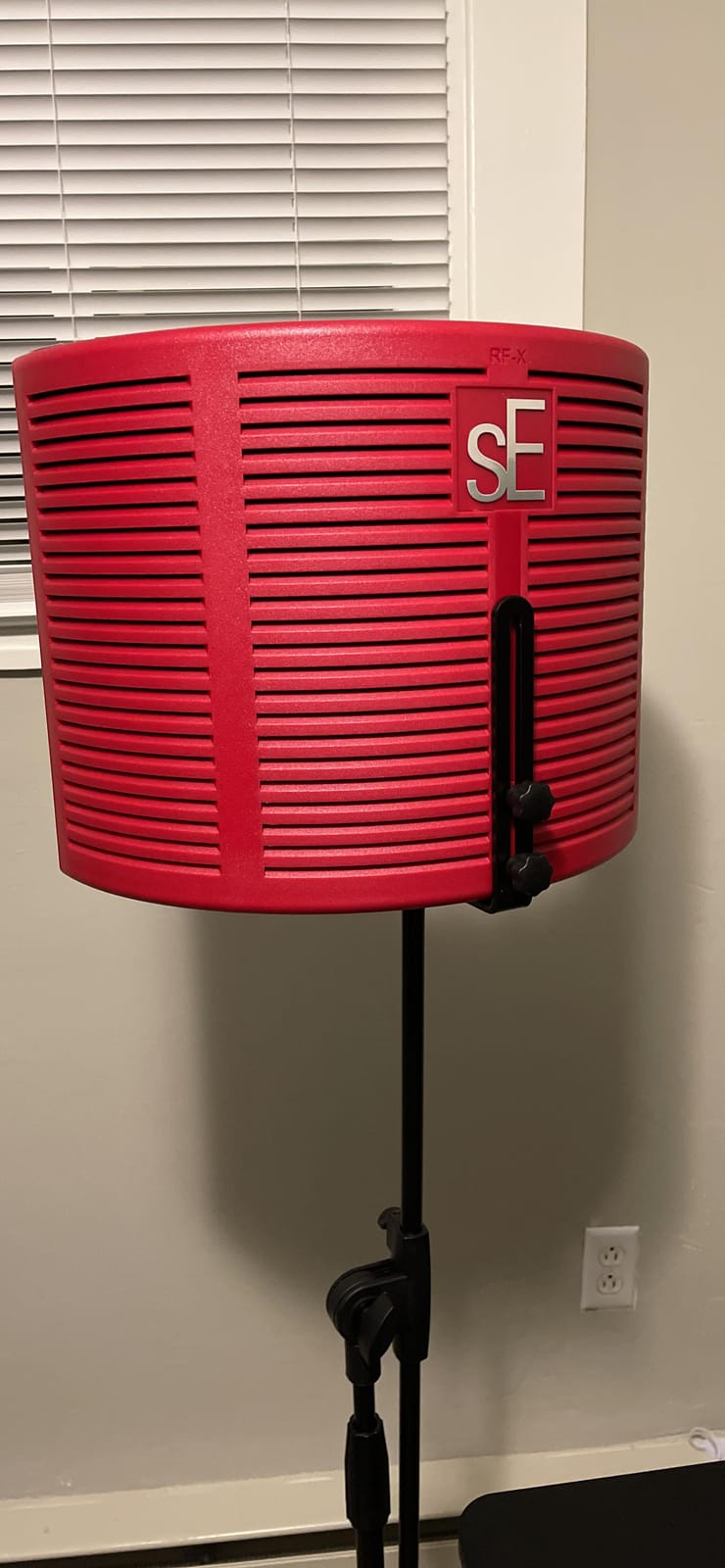 SE ELECTRONICS RF-X Reflexion Filter - Portable Microphone Isolation Shield for Recording Music, Podcasts & Voice-Overs - Four-Layer Acoustic Sound Shield for Home Recording Studio Equipment (Red) customer photo 2