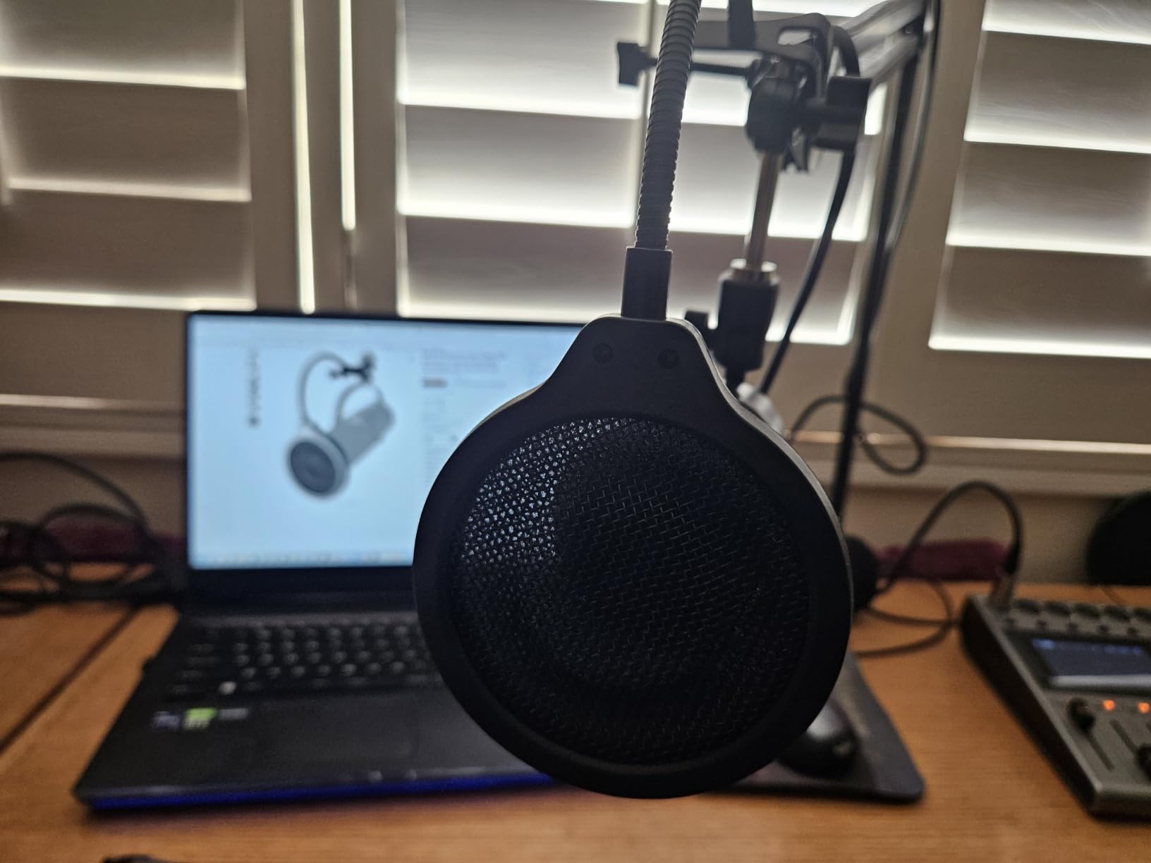 YOUSHARES Pop Filter - 4 Inch 3 Layers Metal Windscreen with Flexible 360° Gooseneck Clip Mic Mask Shield Compatible with Shure MV7 Mic customer photo 1