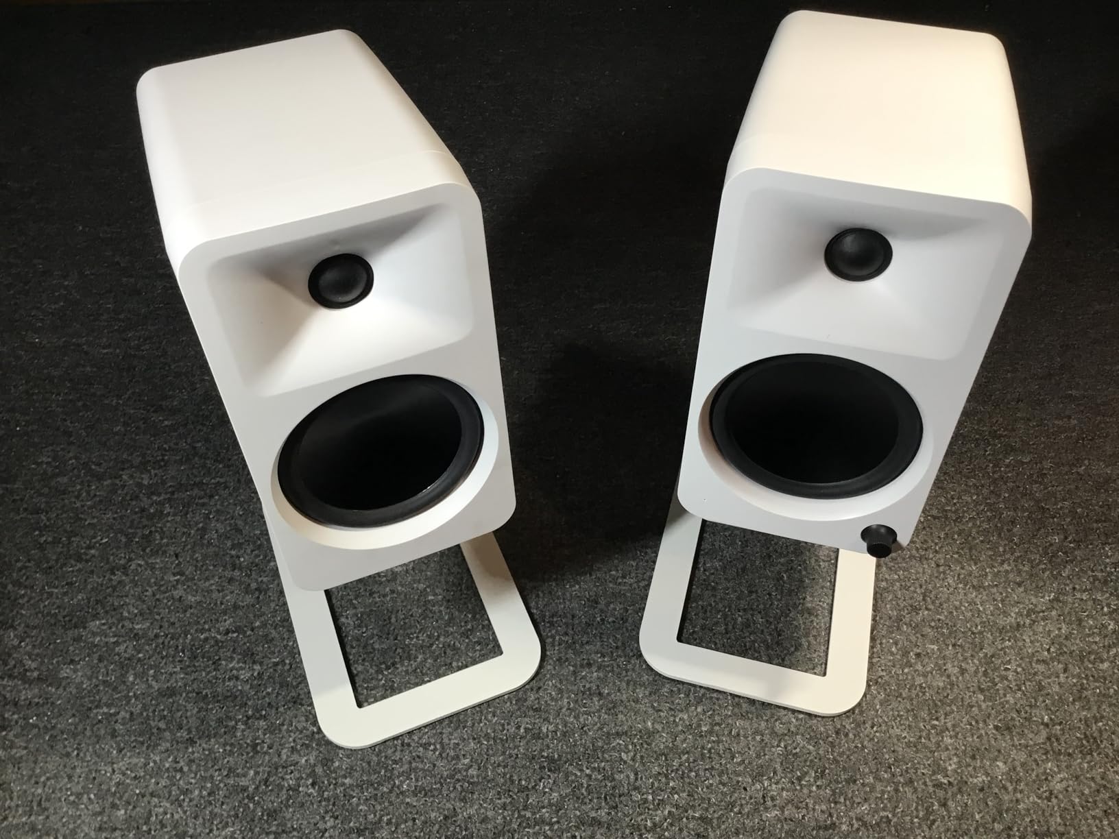 Kanto SE2 Elevated Desktop Speaker Stands for Small Speakers - Black customer photo 2