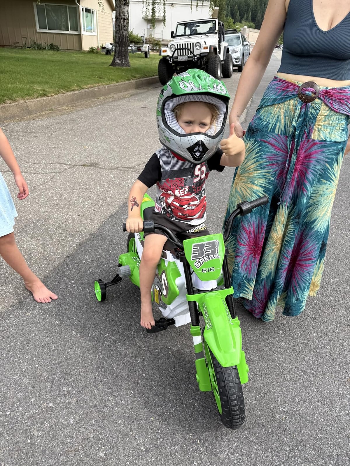 Aosom 12V Kids Motorcycle w/Treaded Tires, 5mph Top Speed for Kids, Green customer photo 1