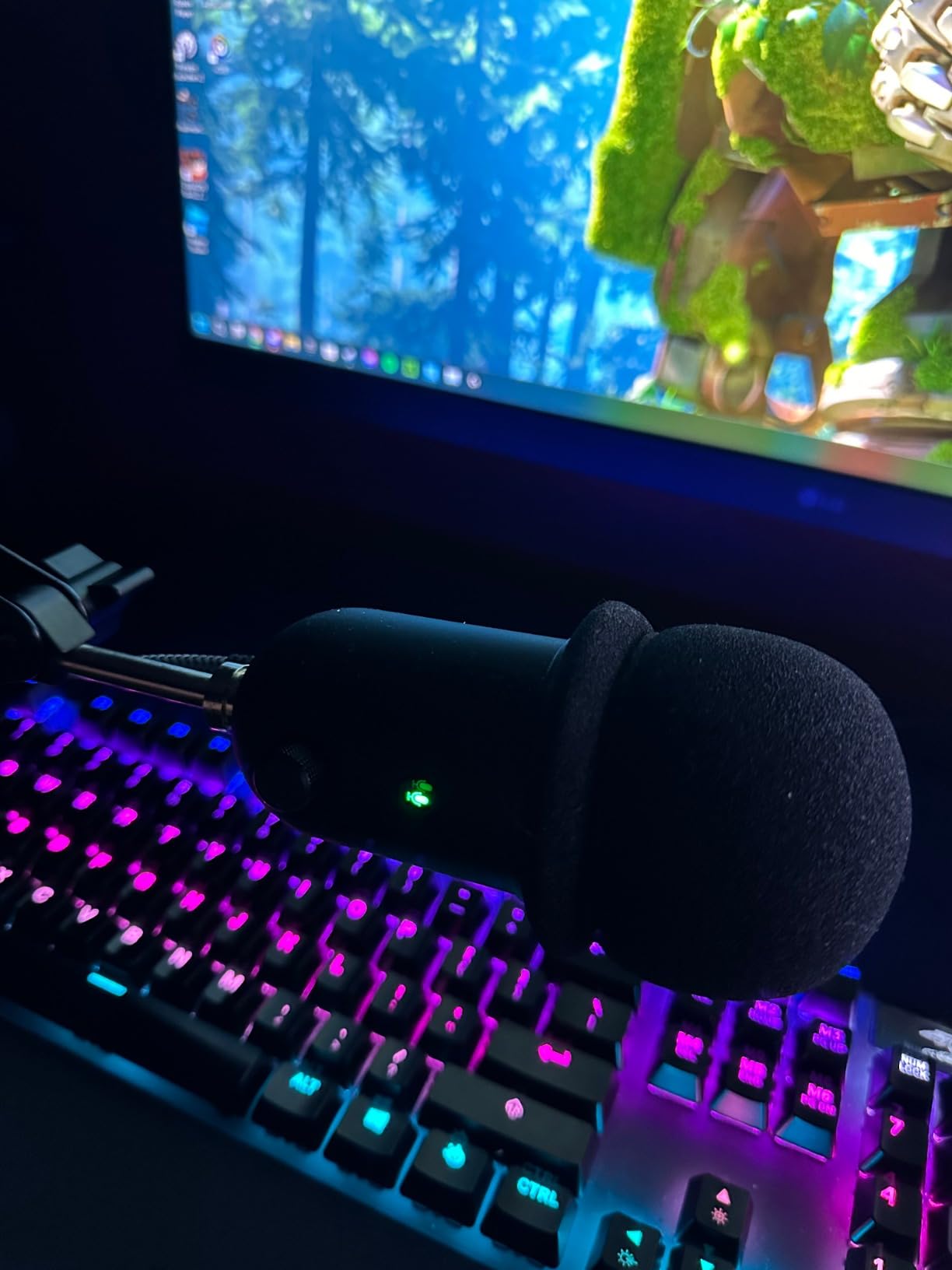 Razer Seiren V2 X USB Condenser Microphone for Streaming and Gaming on PC: Supercardioid Pickup Pattern - Integrated Digital Limiter - Mic Monitoring and Gain Control - Built-in Shock Absorber customer photo 1