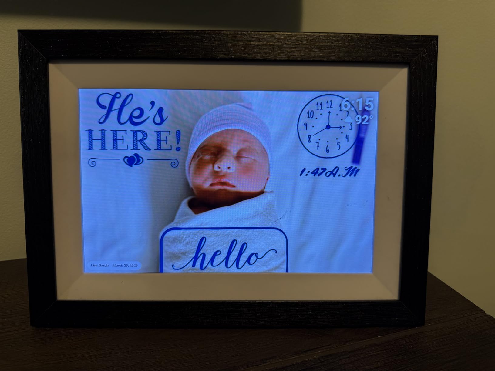 Frameo 10.1 inch Digital Picture Frame WiFi Smart Digital Photo Frame Wood customer photo 2