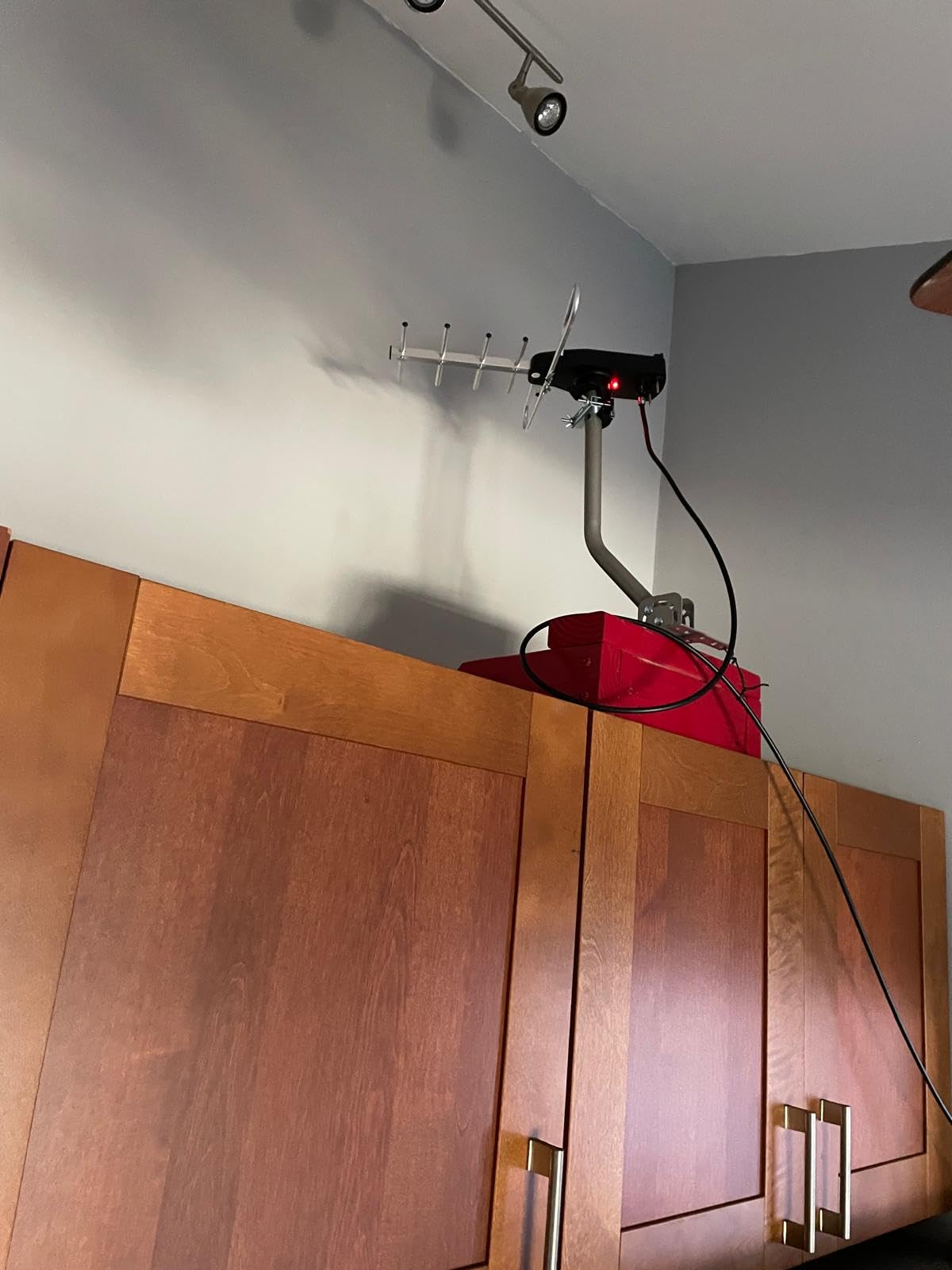 PIBIDI Digital HD TV Antenna, Amplified Attic/Outdoor Antenna, 360 Degree Rotation Wireless Remote, 4K 1080P VHF UHF, Mounting Pole Included, 200 Miles Range customer photo 2