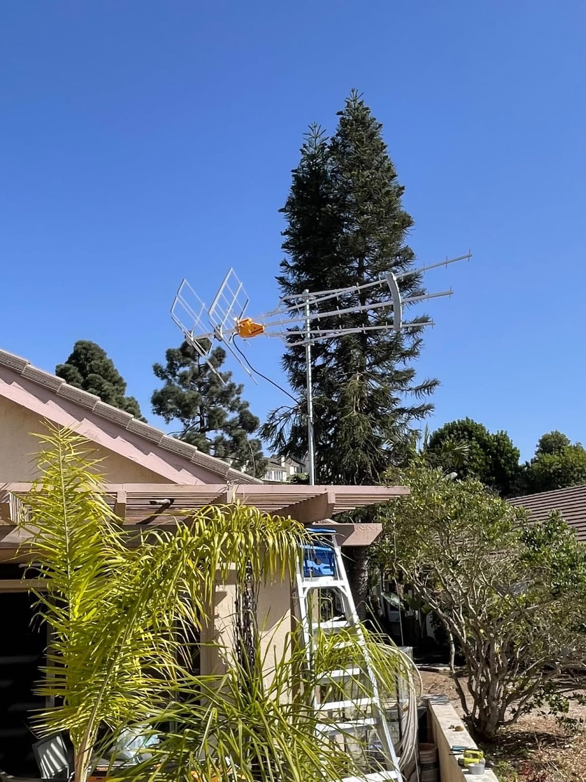 Televes DAT BOSS Mix LR 149884 HDTV Antenna – Long Range High VHF/UHF Reception with Built-in TForce Amplifier, FM & LTE/4G/5G Filtering, Up to 100 mi Range, Power Supply Included - Made in Spain customer photo 1