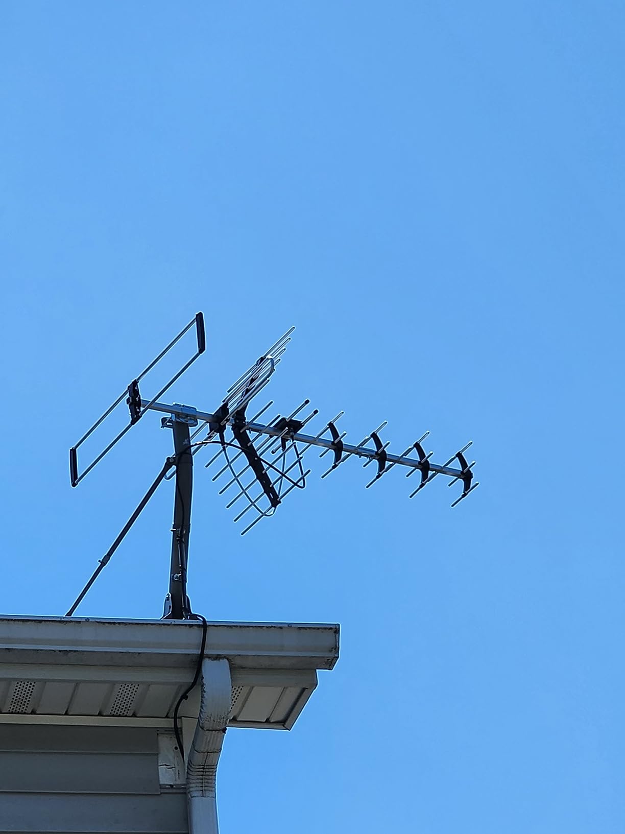 Five Star Outdoor HDTV Antenna up to 200 Mile Long Range, Attic or Roof Mount, Digital OTA Antenna for 4K 1080P VHF UHF Supports 4 TVs Installation Kit & J Mount, ATSC 3.0 Ready customer photo 1