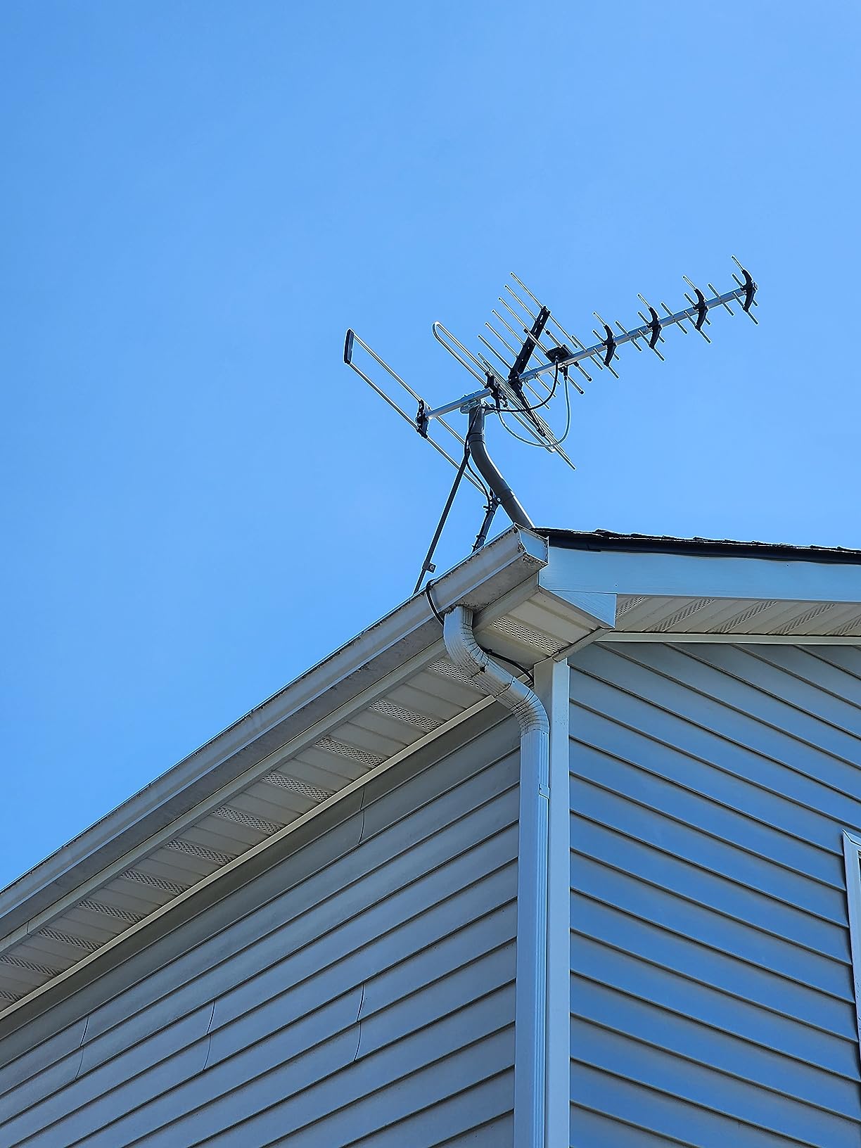 Five Star Outdoor HDTV Antenna up to 200 Mile Long Range, Attic or Roof Mount, Digital OTA Antenna for 4K 1080P VHF UHF Supports 4 TVs Installation Kit & J Mount, ATSC 3.0 Ready customer photo 2