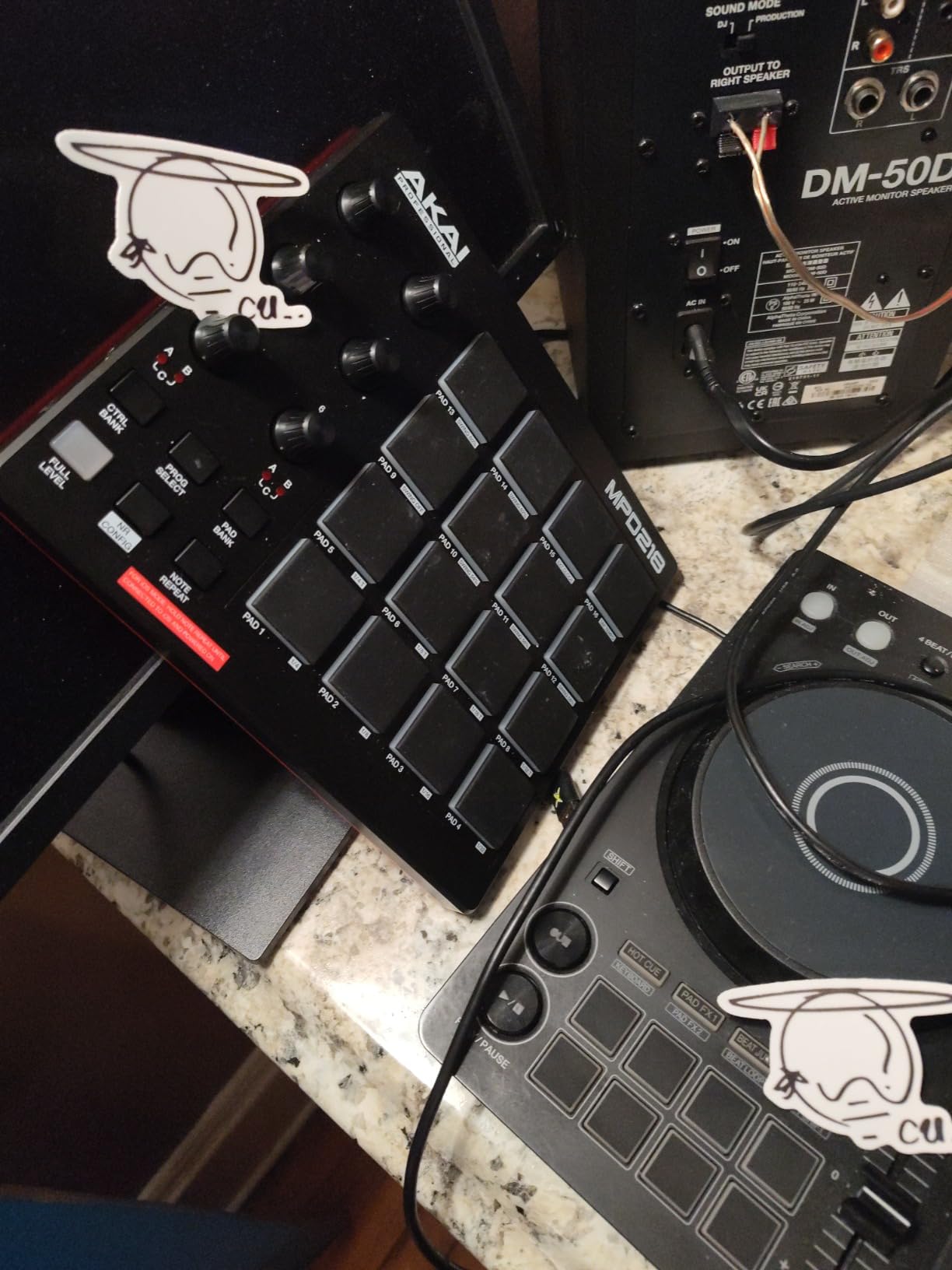 Pioneer DJ DDJ-FLX4 2-Channel DJ Controller, 16 Pads, Graphite customer photo 1