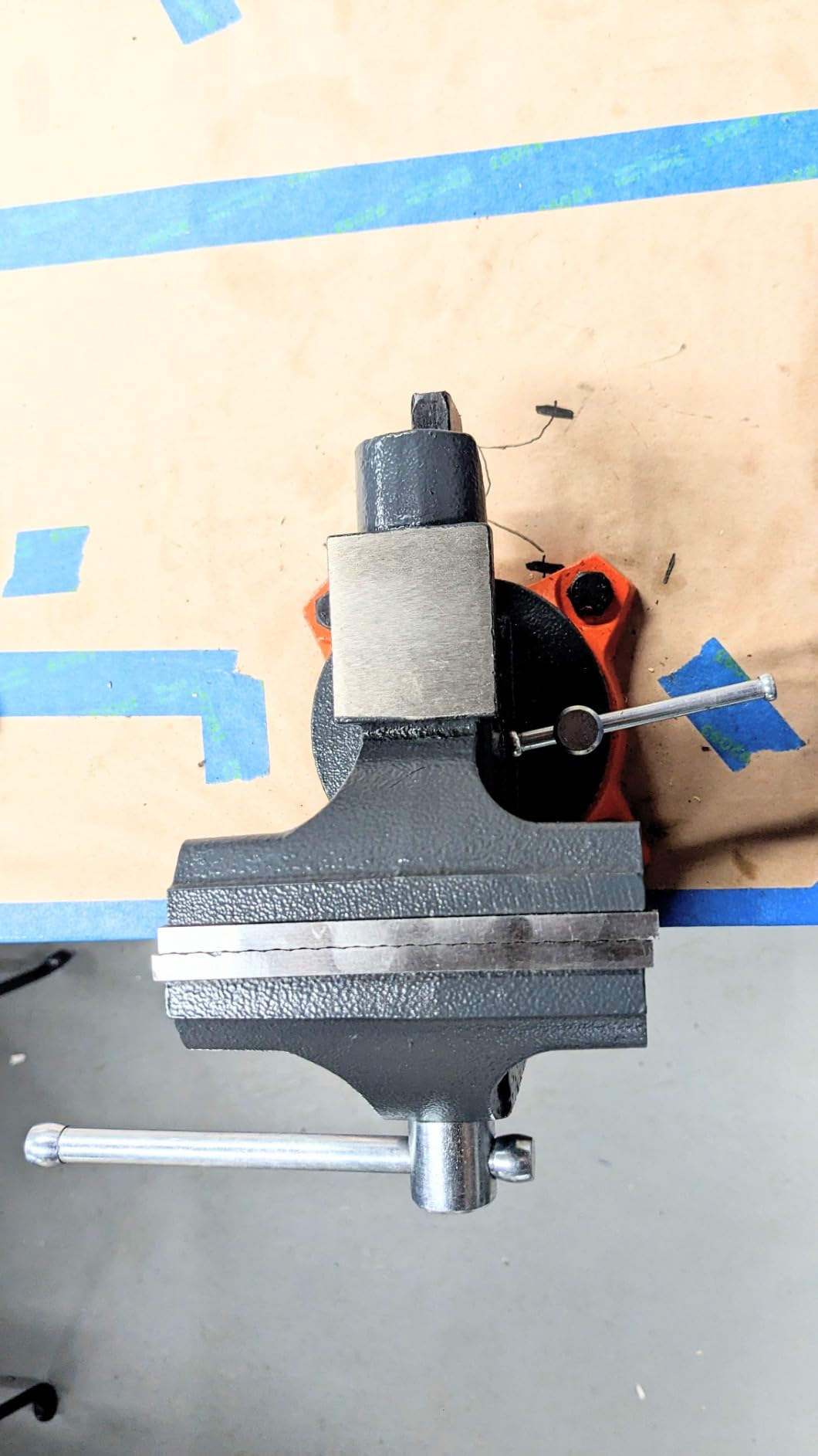 VEVOR Bench Vise, 6-inch Jaw Width 5.9-inch Jaw Opening, 360-Degree Swivel Locking Base Multipurpose Vise w/Anvil, Heavy Duty Ductile Iron Workbench Vise w/Bolts & Nuts, for Drilling, Pipe Cutting customer photo 1