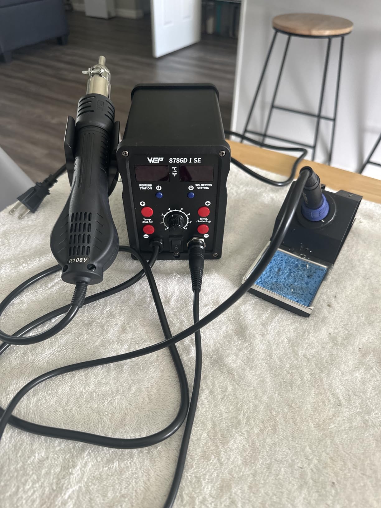WEP 8786D-I SE Hot Air Soldering Iron Station Kit 2-IN-1 for Rework, Desoldering with Lead-Free Solder Wire, 5 Soldering Tips, 3 Hot Air Nozzles,Tweezers, Desoldering Pump customer photo 2