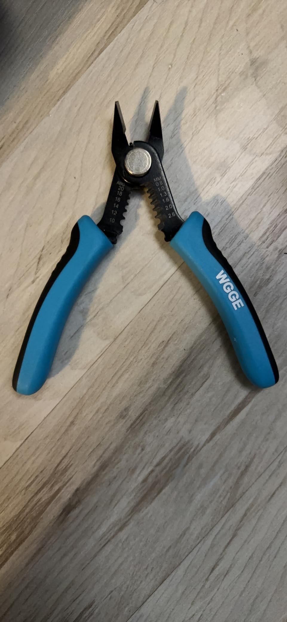 WGGE Precision Flush Wire Cutter and Stripper, 10-20 AWG, 6-Inch,High-Carbon Steel Construction with Spring-Loaded Handle and 22.5° Angled Jaws for Precise Cuts in Electronics customer photo 2