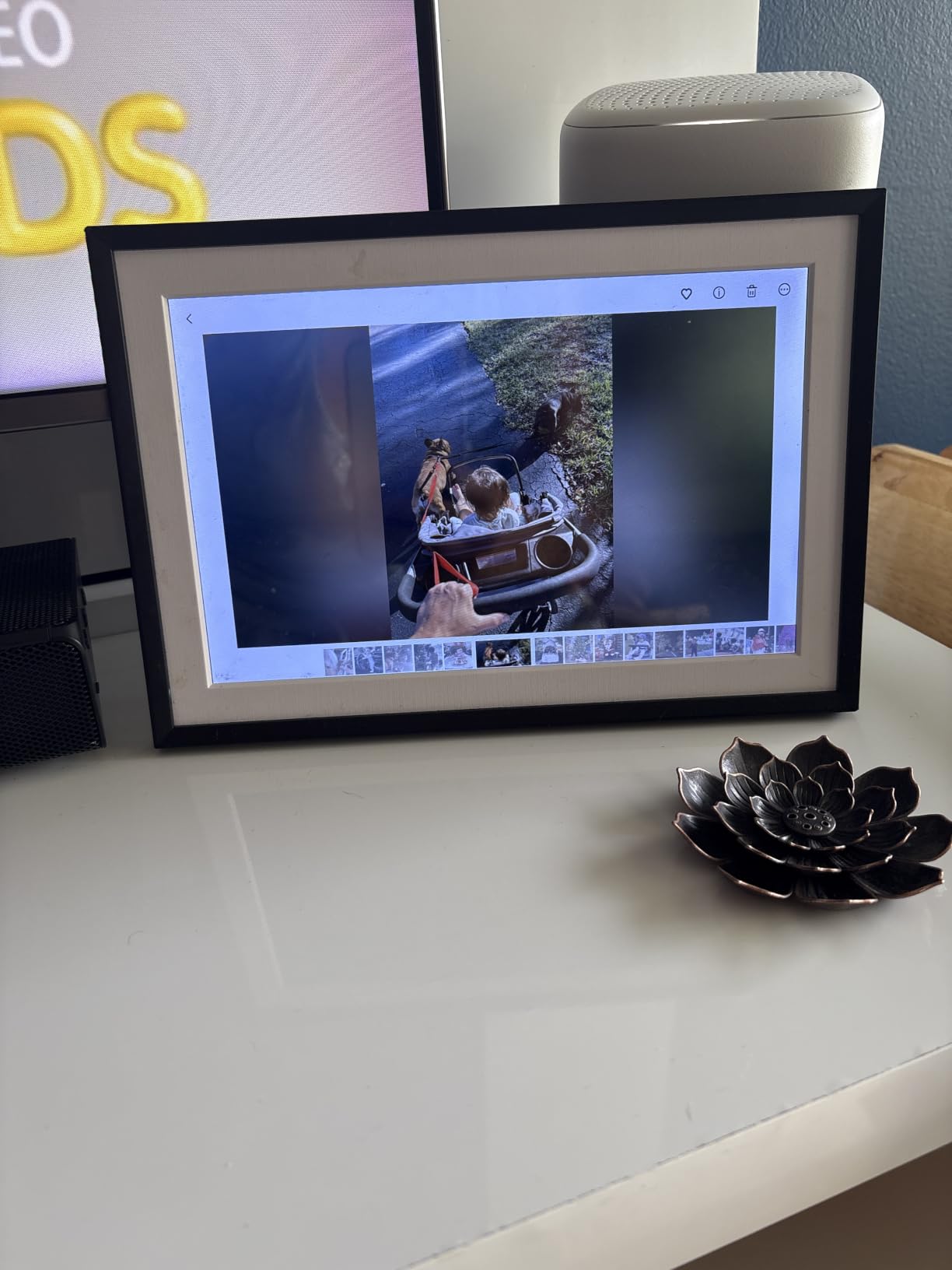 Dragon Touch Large Digital Picture Frame 21.5 inch Screen WiFi Digital Photo Frame Display, 32GB Storage, Auto-Rotate, Share Photos via App, Email, Cloud, Classic 21（Not Touchscreen） customer photo 2