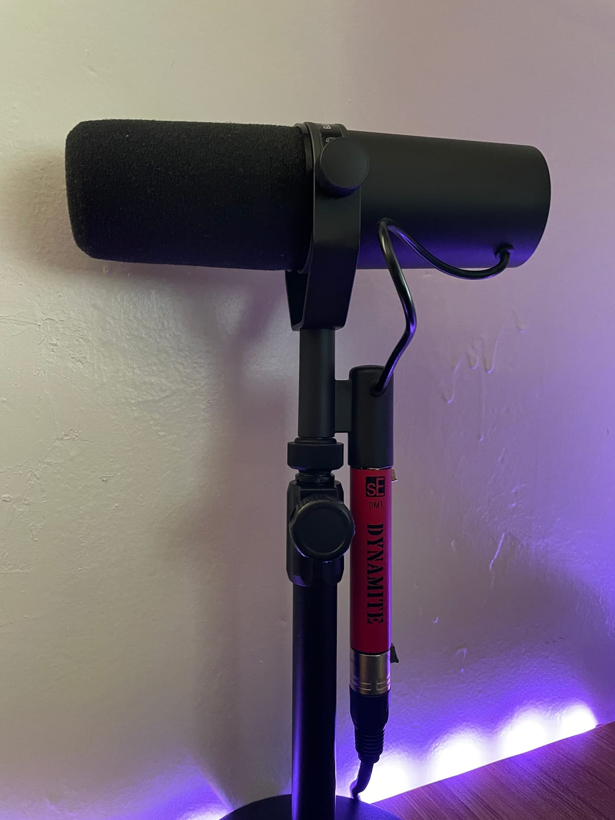 SE ELECTRONICS DM1 Dynamite Ultra-Slim Inline Microphone Preamp for Ribbon & Dynamic Microphones - Mic Preamp with +28dB Gain for Clean, Natural Sound - Ideal for Podcasting & Live Sound (Black) customer photo 2