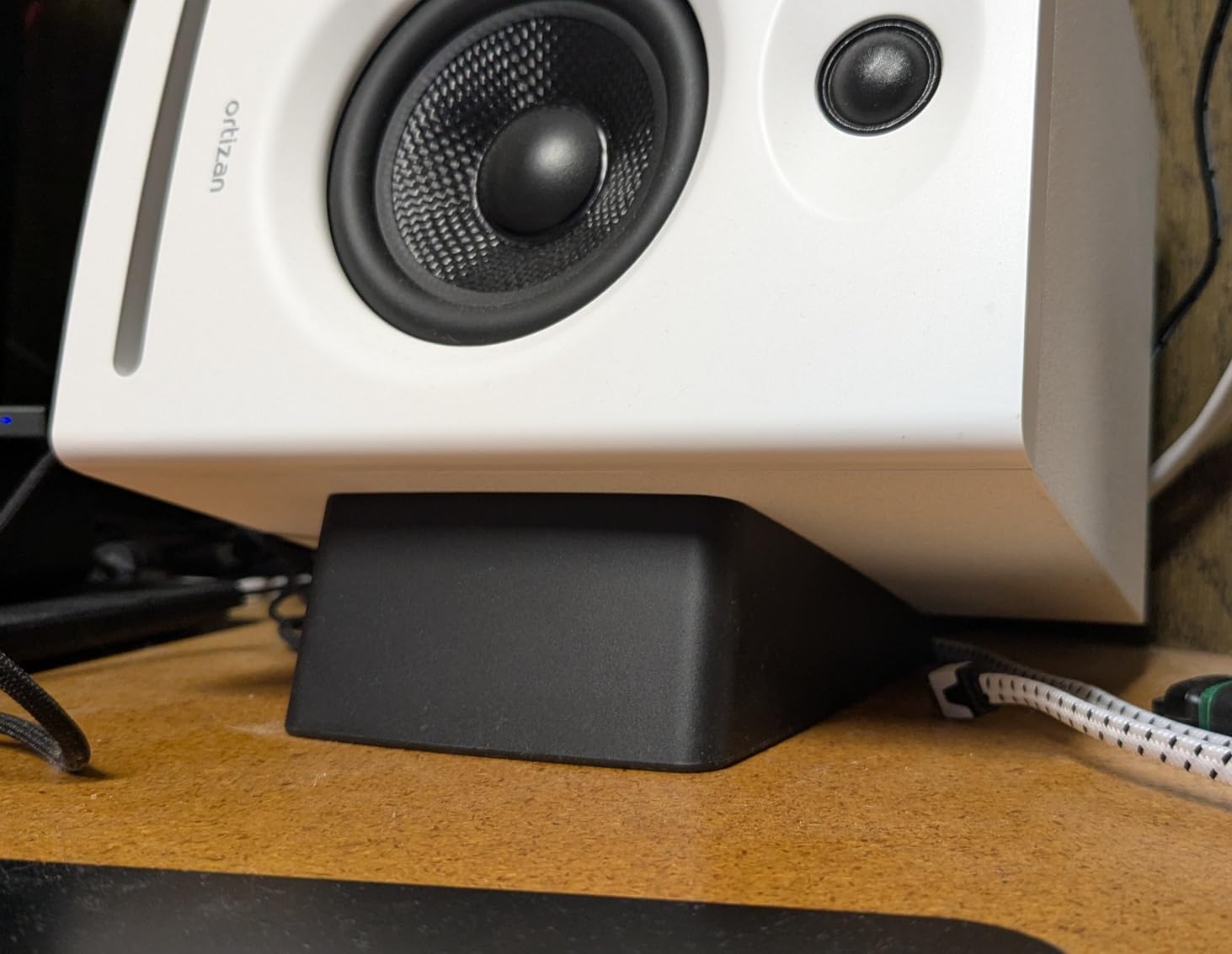 Monoprice Tilted Wedge Desktop Speaker Stands (Pair) for Small Sized Speakers, Anti-Vibration, 15 Degrees of Tilt, for Bookshelf Speakers and Studio Monitors customer photo 1