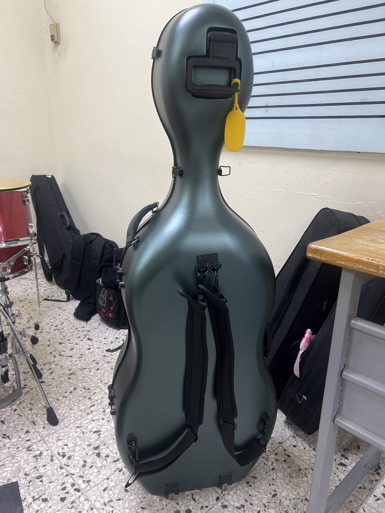 Vetimobato Carbon Fiber Cello Case 4/4 Full Size Strong & Ultralight Hard Shell Travel Case with Built-in Handle Wheels Backpack Straps Bow Holders Cello Box for Professional Cellists (Brown) customer photo 2