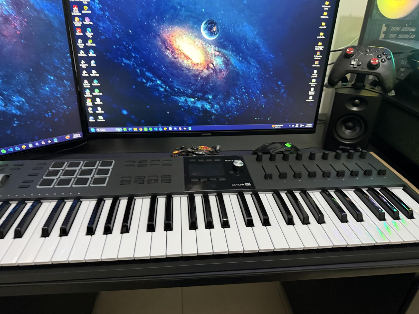 Arturia KeyLab mk3 USB MIDI Keyboard Controller, 61 Key - Black customer photo 1