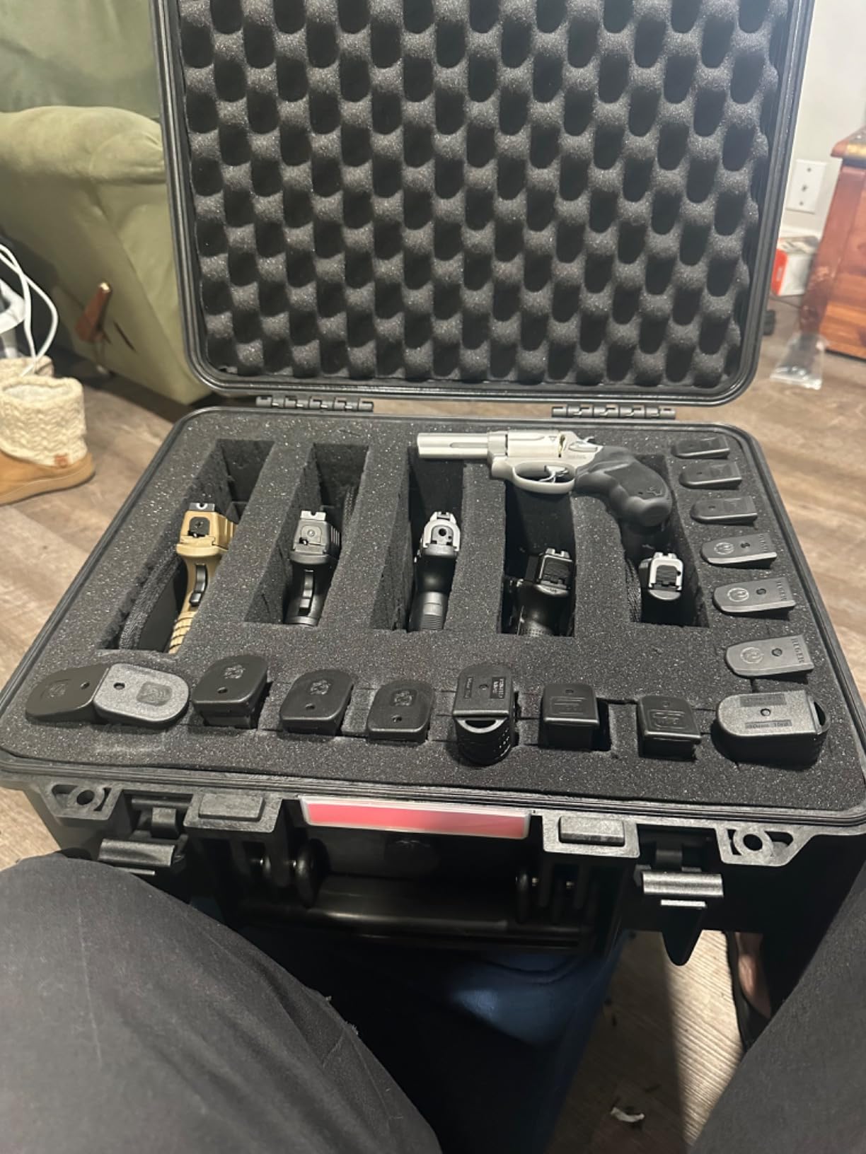VEVOR Hard Pistol Case with Modular Foam, IP67 Waterproof & Dustproof Hard Gun Case for Multiple Pistols & Magazines, TSA Compliant customer photo 2