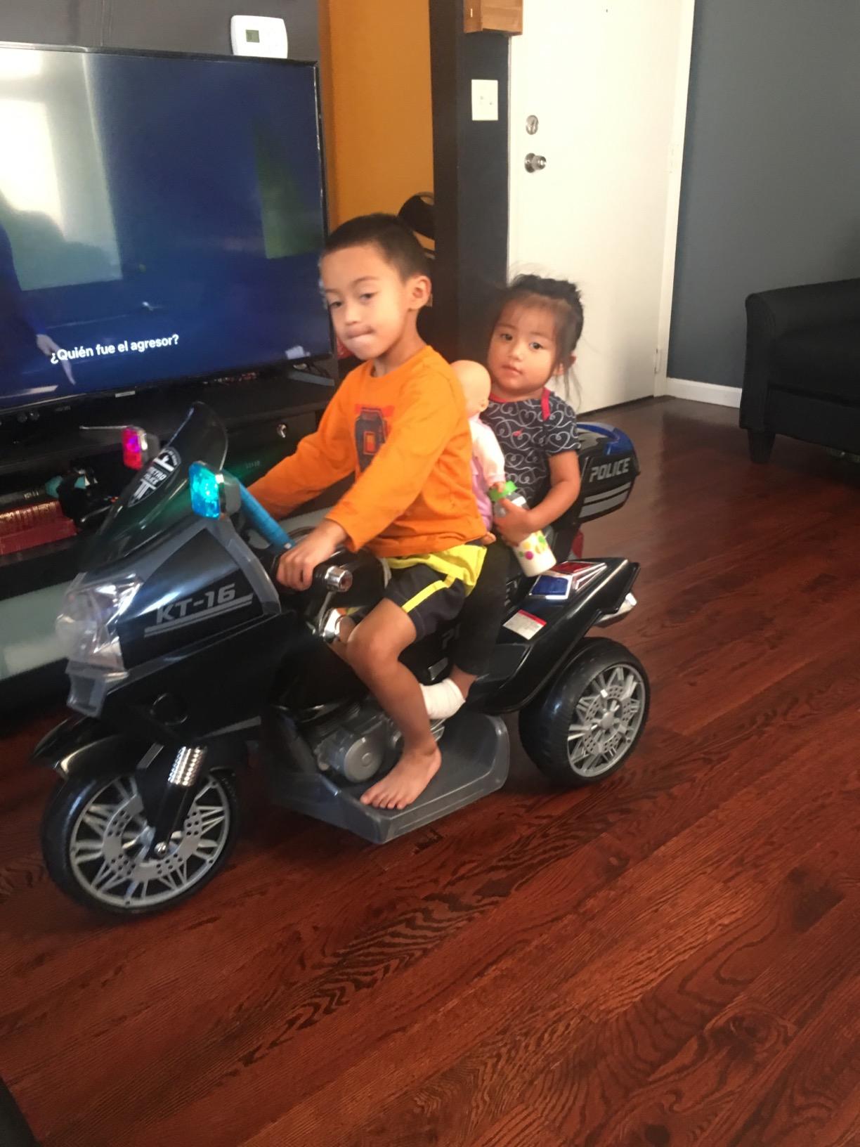 Kid Trax 6V Glow Electric Toddler Kids Motorcycle - Toddler Bike, Indoor/Outdoor Toys, Durable, LED Headlights and Body Light, Realistc Sounds, Kids Ride On Toys, Max Weight 65lbs, Ages 3+, Blue customer photo 1