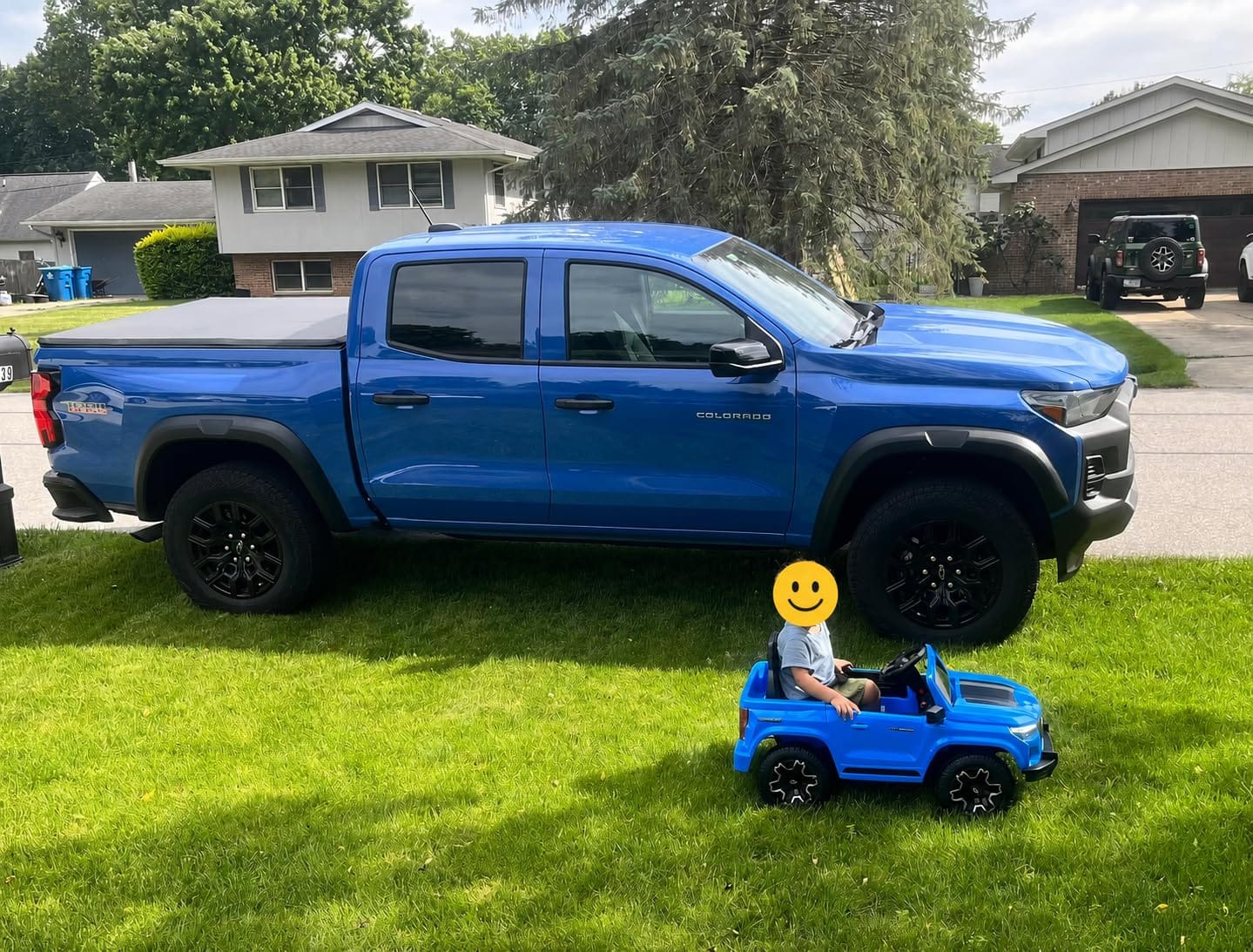 Winado 12V Licensed Chevrolet Colorado Electric Ride on Car, Black customer photo 1
