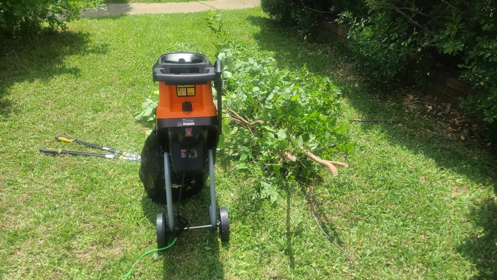 AIVOLT Electric Wood Chipper, 15-Amp Chipper Shredder customer photo 2